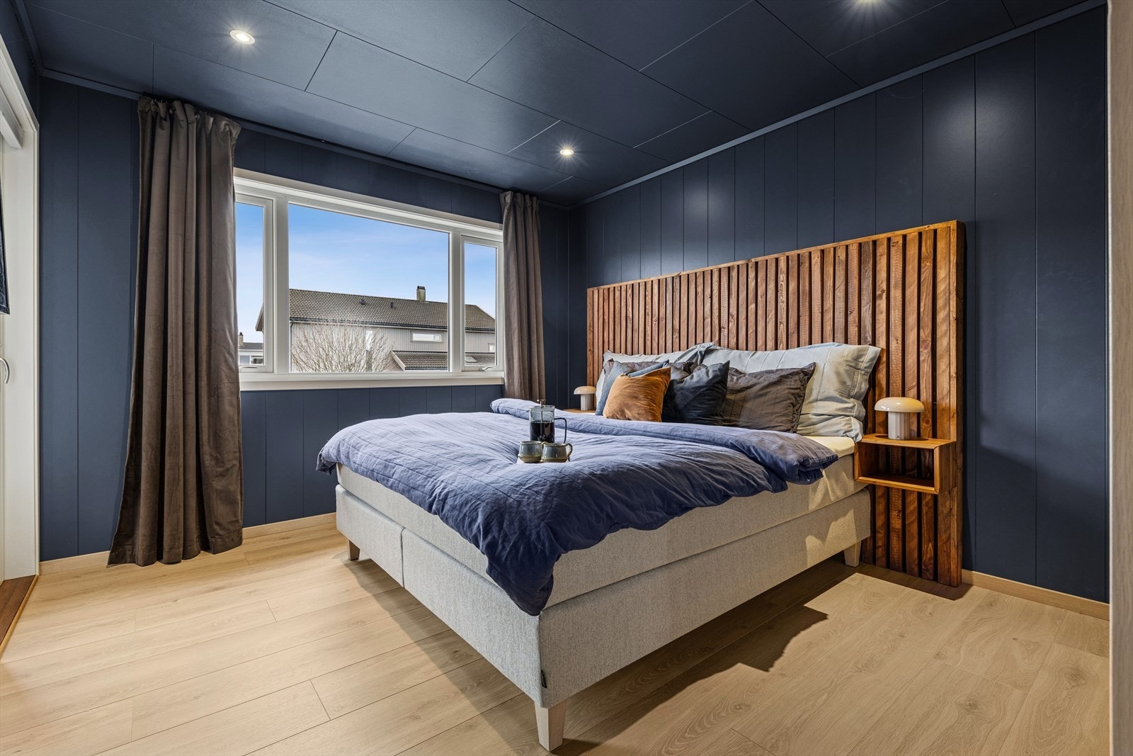 Soverom 1 er det største soverommet. Her får man et stort og godt soverom utstyrt med garderobe som gir god lagringsplass. I tillegg er det god plass til dobbeltseng og tilhørende møblement. Galleribilde