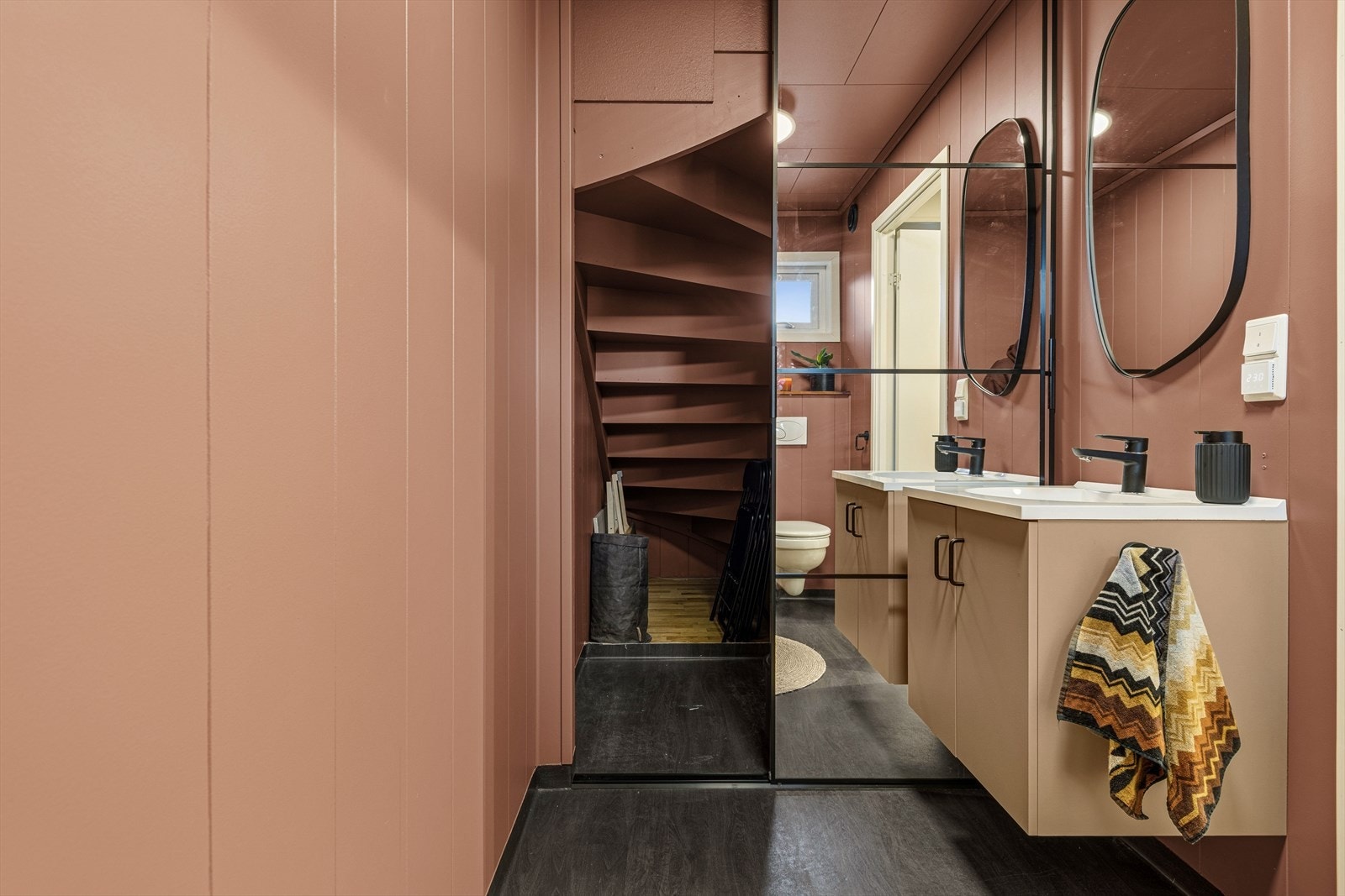 I bakkant av toalettrommet har man en romslig bod som gir od lagringsplass til hverdagslig utstyr. Galleribilde