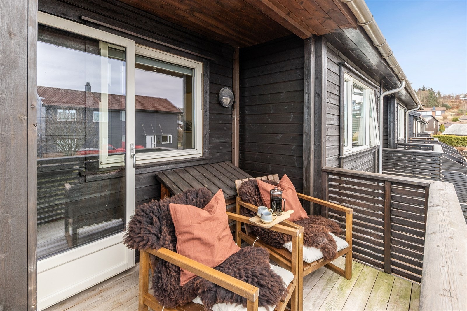 Fra soverommet har man utgang til en koselig balkong på 5 kvm hvor man kan nyte fine sommerkvelder! Galleribilde