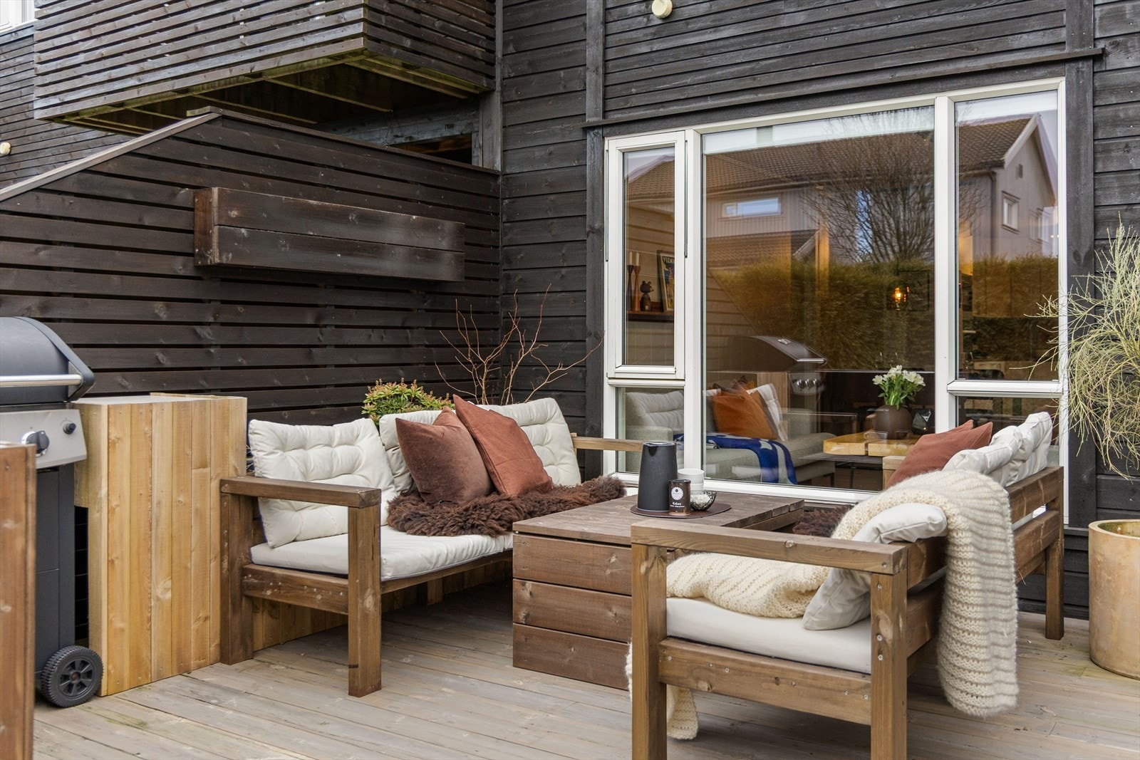 Terrassen ligger sør-vest vendt til, har gode solforhold og god plass til å møblere med sittegrupper og grill. Galleribilde