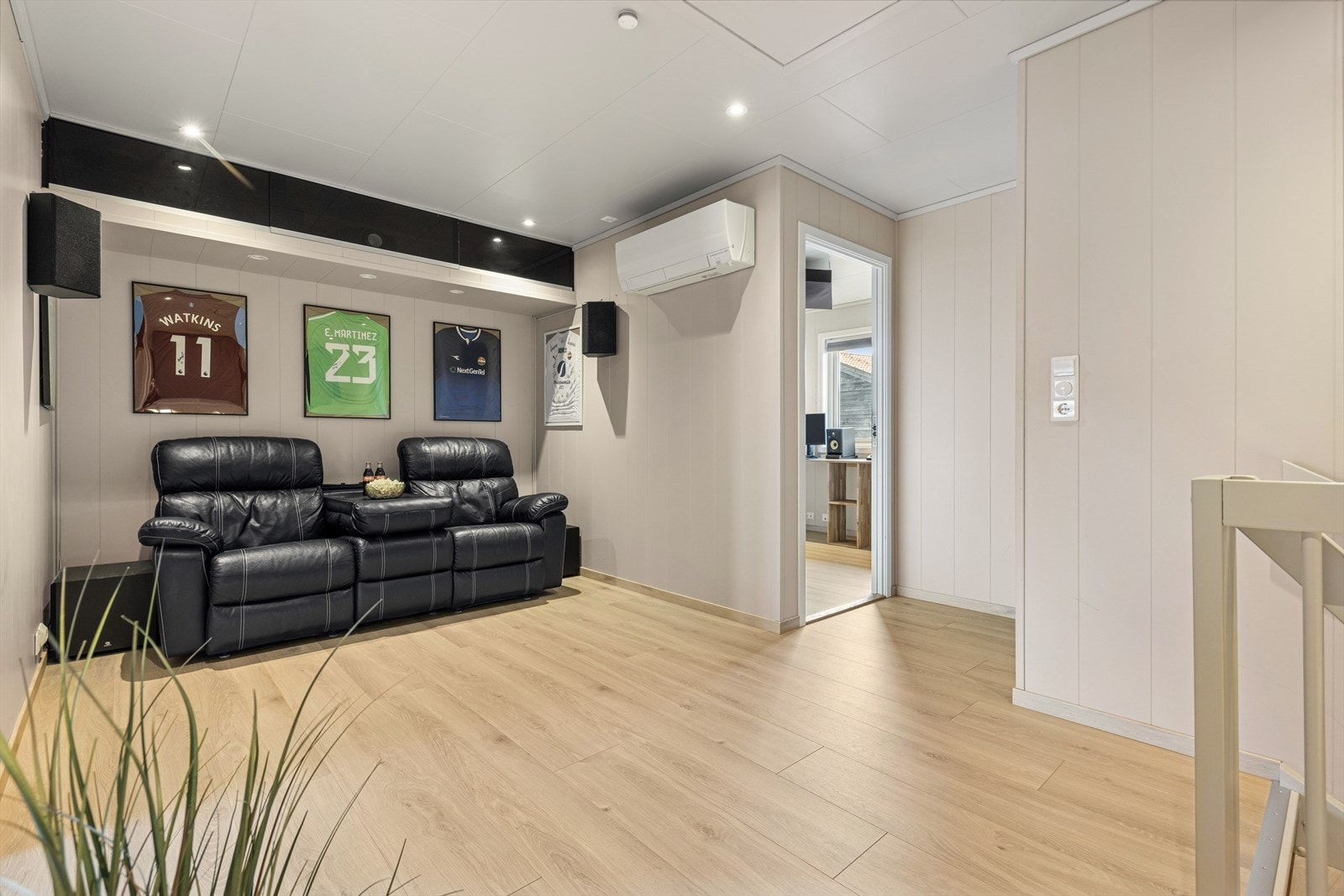 Følger man trappen opp til boligens andre etasje kommer man inn i en koselig stue. Et kjekt, ekstra oppholdsrom som passer ypperlig som tv-stue. Her har man også en varmepumpe som sørger for god- og energieffektiv oppvarming til hele boligen. Galleribilde