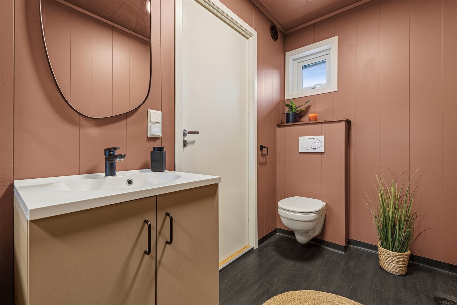 I tilknytning til gangen finner man et romslig toalettrom med bod i bakkant. Rommet er innredet med vinylbelegg på gulv og mdf-panel på vegg. Rommet er ellers utstyrt med vegghengt toalett og baderomsinnredning med nedfelt servant. Galleribilde