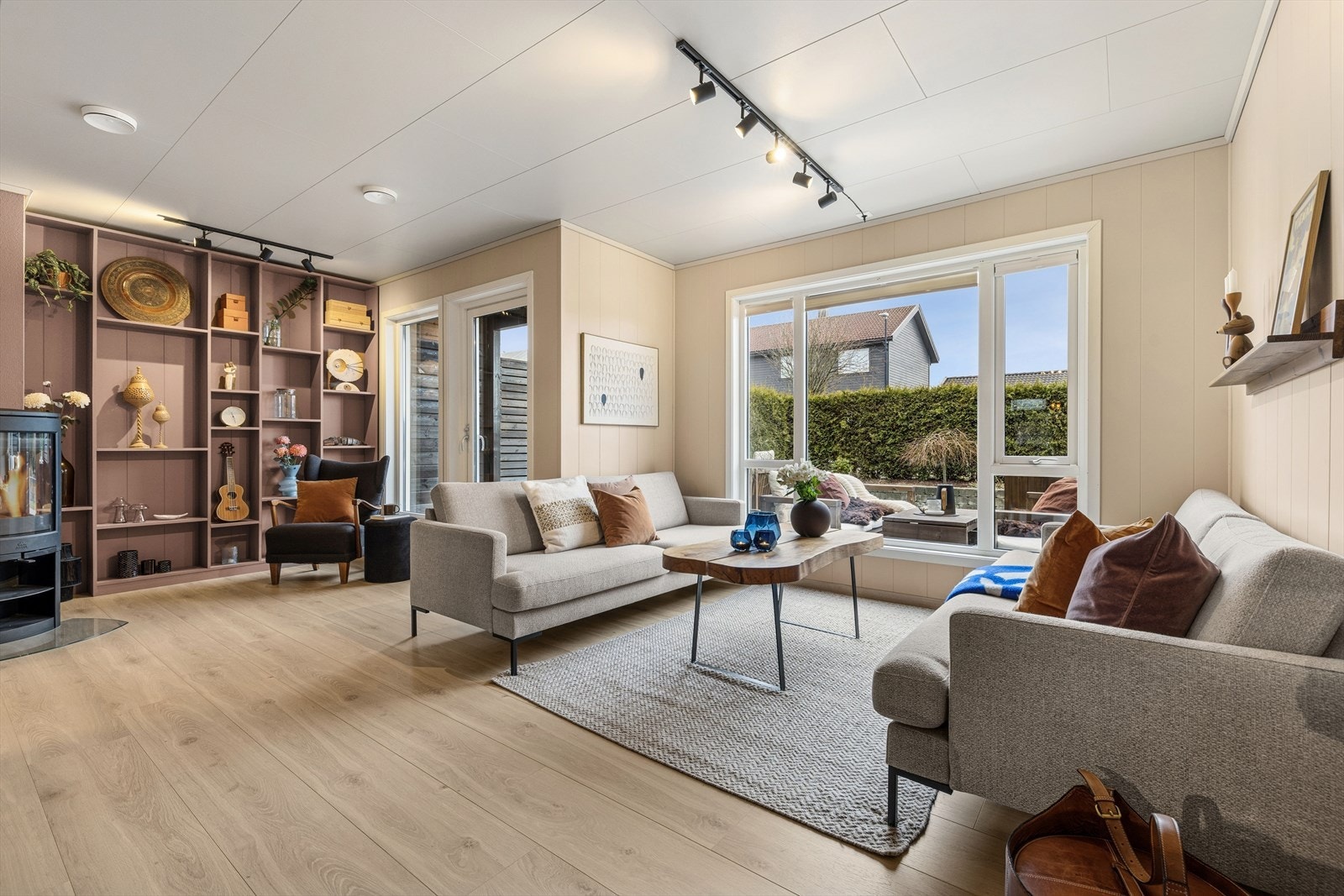 Stue og kjøkken ligger i åpen løsning. Et lyst og innbydende rom med store vindusflater som gir rikelig med naturlig lys og en god romfølelse. Galleribilde