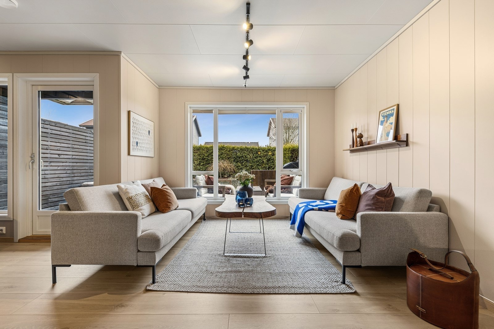 Gjennomgående i boligen er malte flater i tidsriktige og behagelige farger og enstavs laminat på gulv. Galleribilde