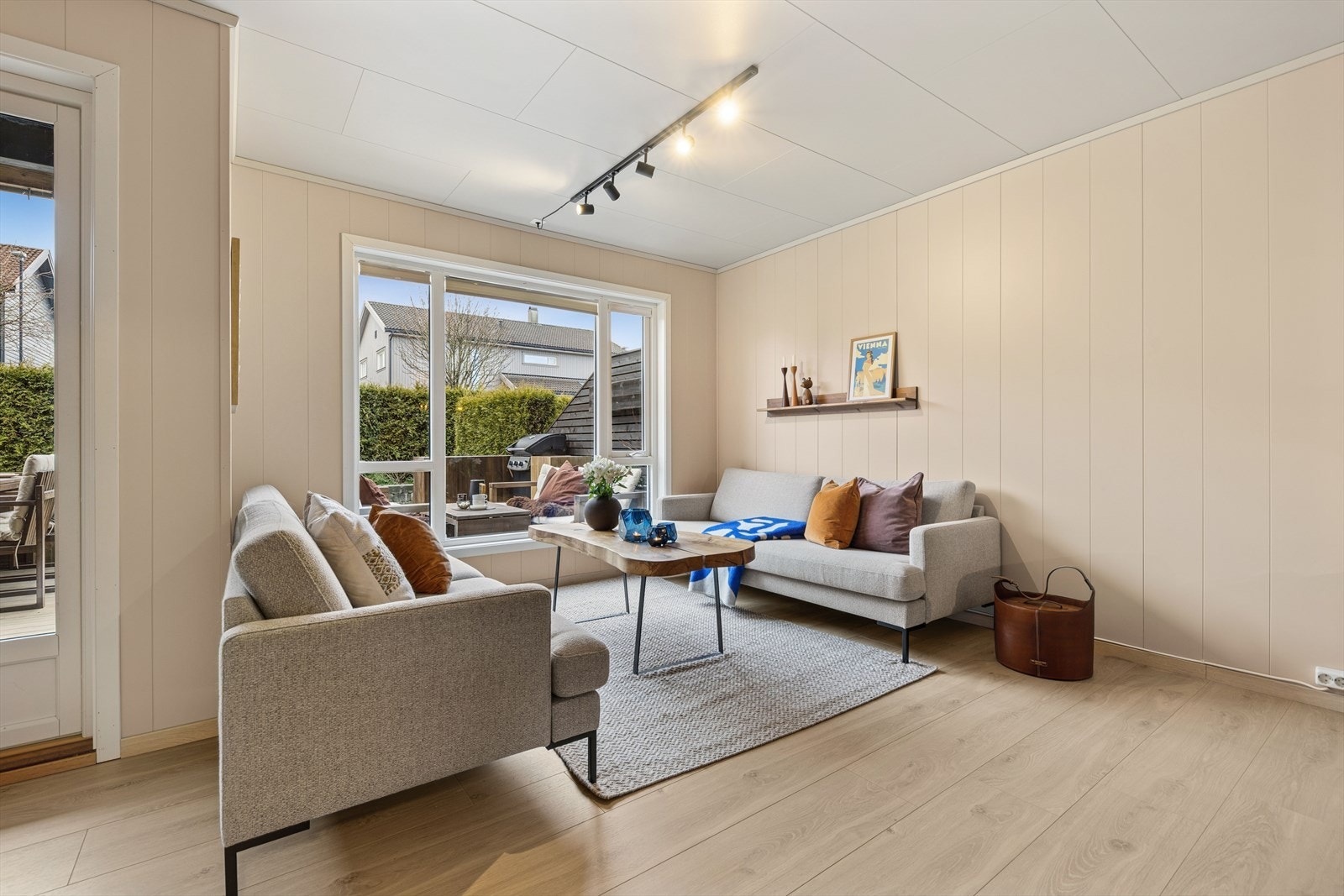 Her har man god plass til å møblere i flere soner med både sofagruppe og spisebord. Galleribilde