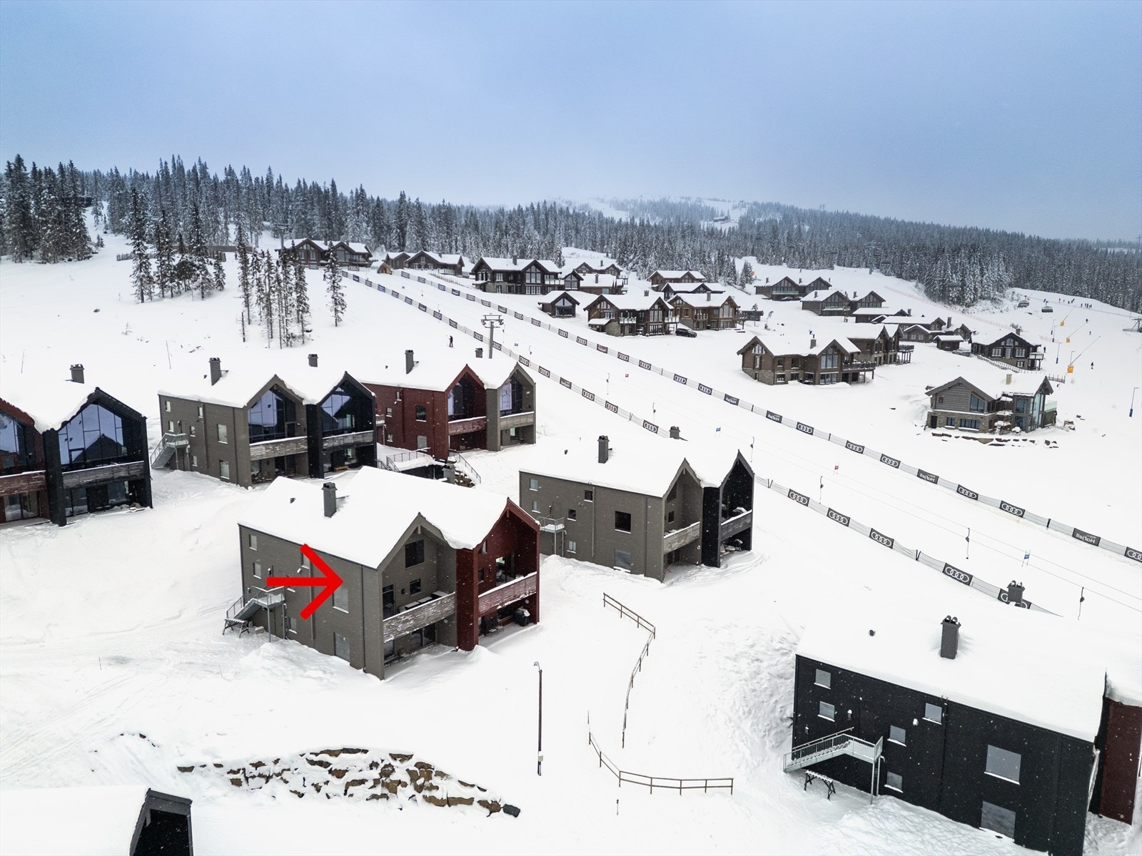Her er alt du trenger for å leve det gode liv omkranset av vakker natur så langt øyet kan se, enten du søker hvilepuls og alenetid, aktiviteter med barna eller hygge med familie og venner. Galleribilde