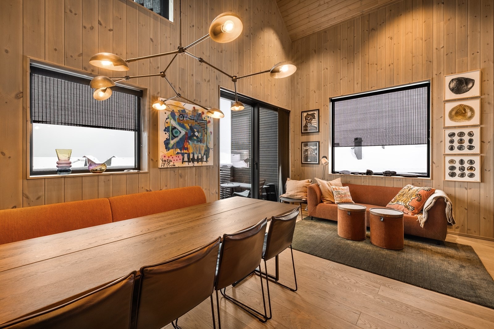 Det er plass til stort langbord - perfekt for sosiale sammenkomster Galleribilde