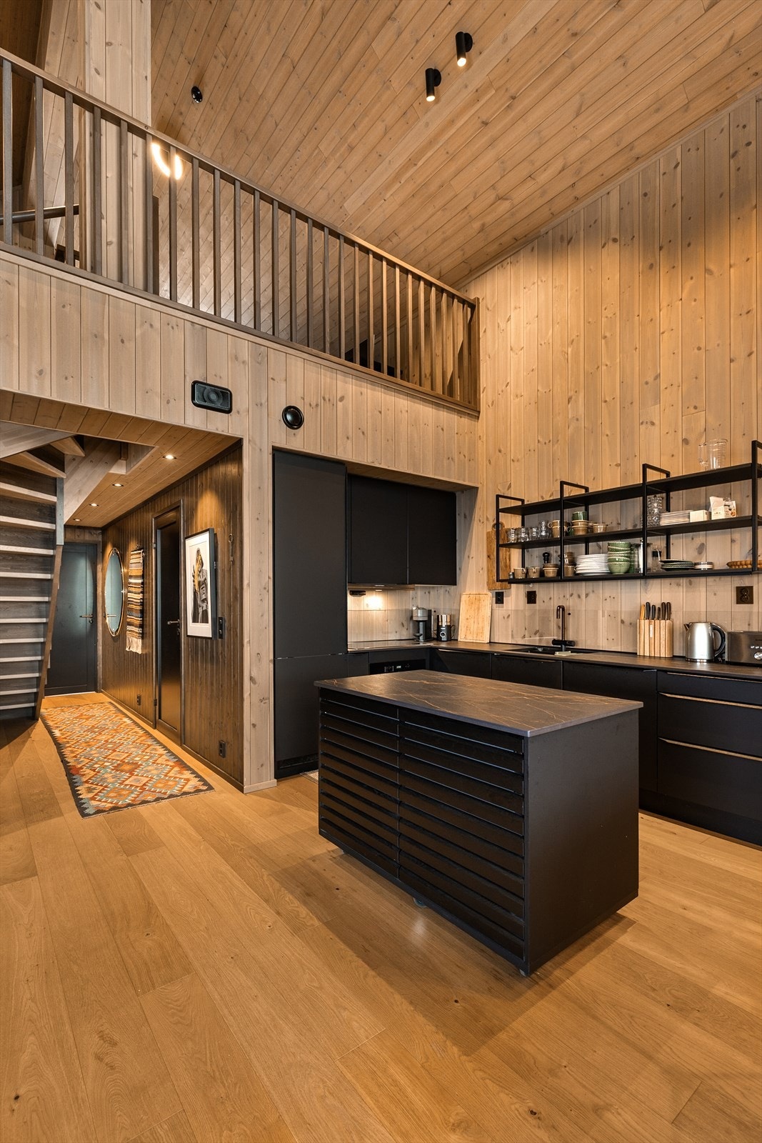 Praktisk flyttbar kjøkkenøy som sikrer gode arbeidssoner samt benke- og lagringsplass Galleribilde