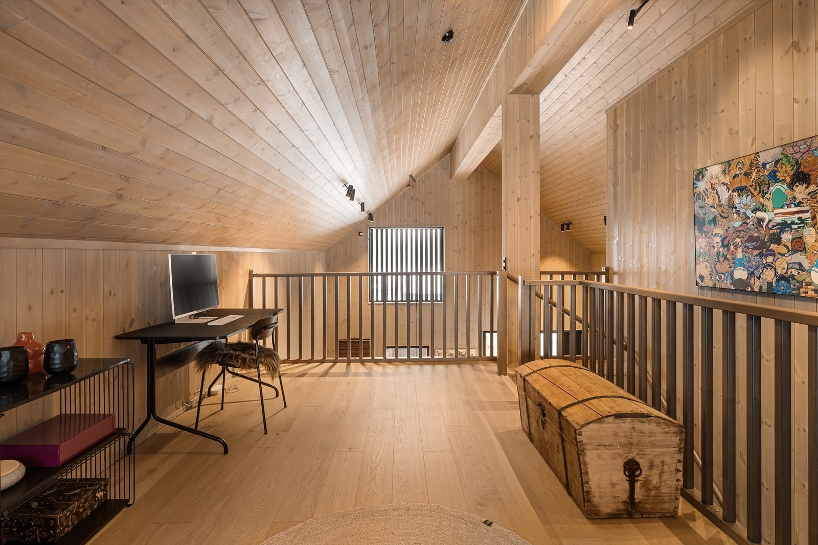 Loftstuen er romslig og har også plass til en praktisk kontorløsning. Galleribilde