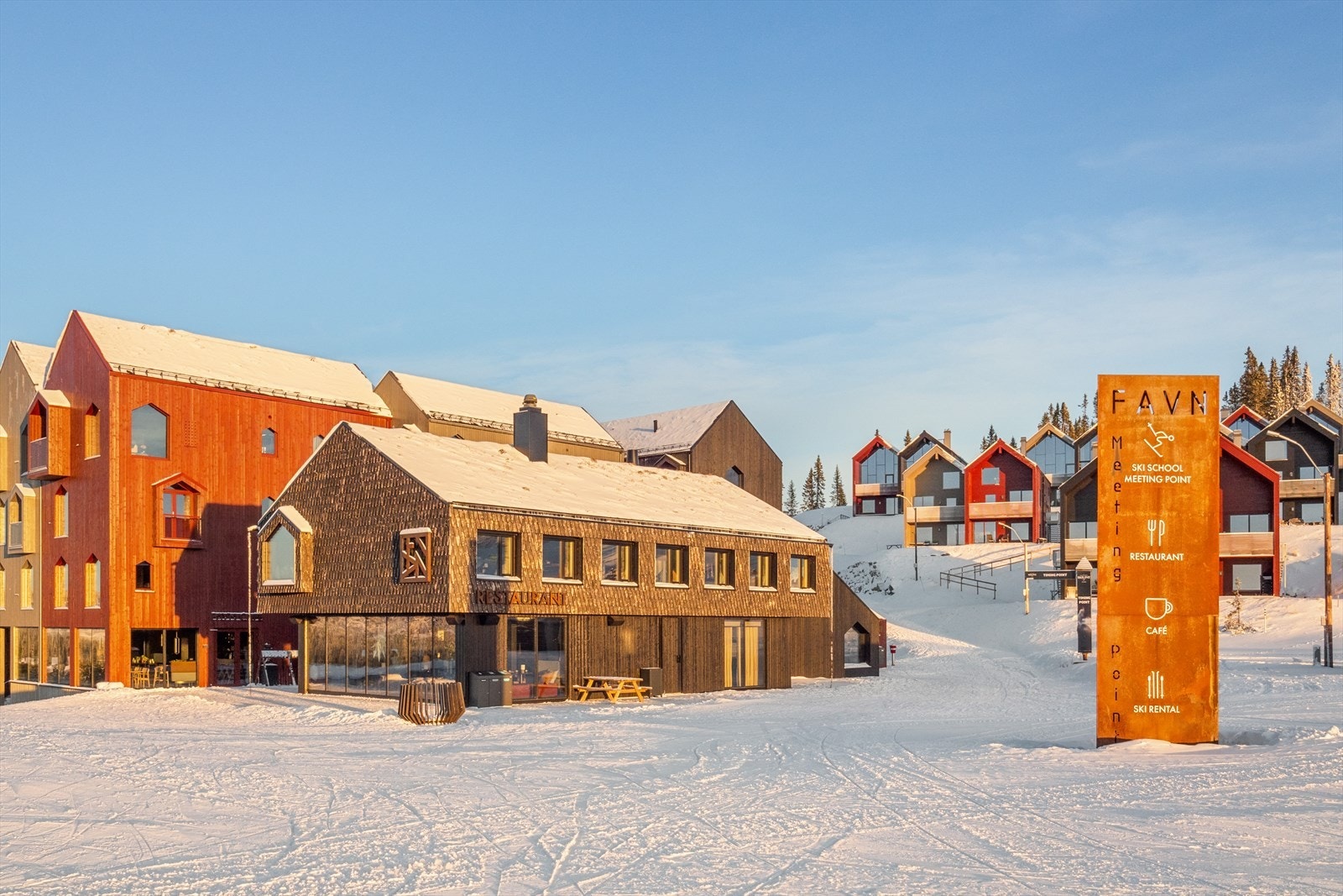 Restauranthuset er et arkitektonisk særpreget bygg over to plan tilrettelagt som et unikt samlingspunkt - både på dagtid og kveldstid. Her kan man nyte en smakfull lunsj, dra på afterski, eller spise en god middag med familien på kveldstid. Galleribilde