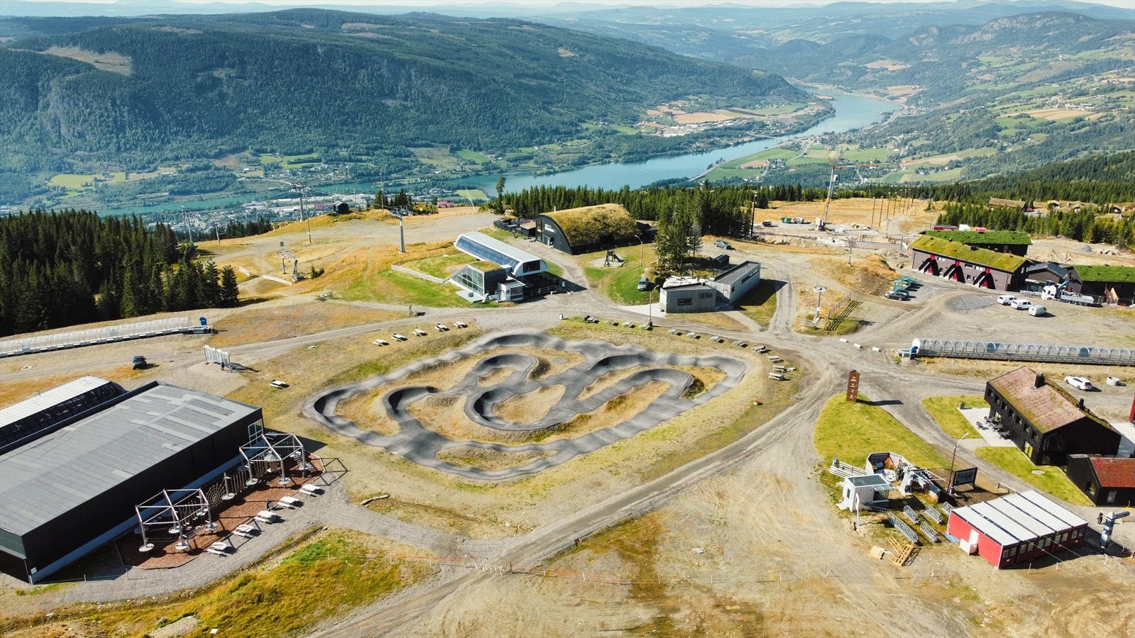 I sommerhalvåret byr området på flere tur- og sykkelløyper. Galleribilde