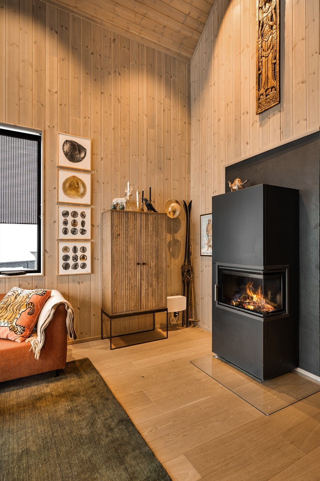 Trenpanelet på vegger, tak og gulv er oppgradert i forhold til standard utførelse. Galleribilde