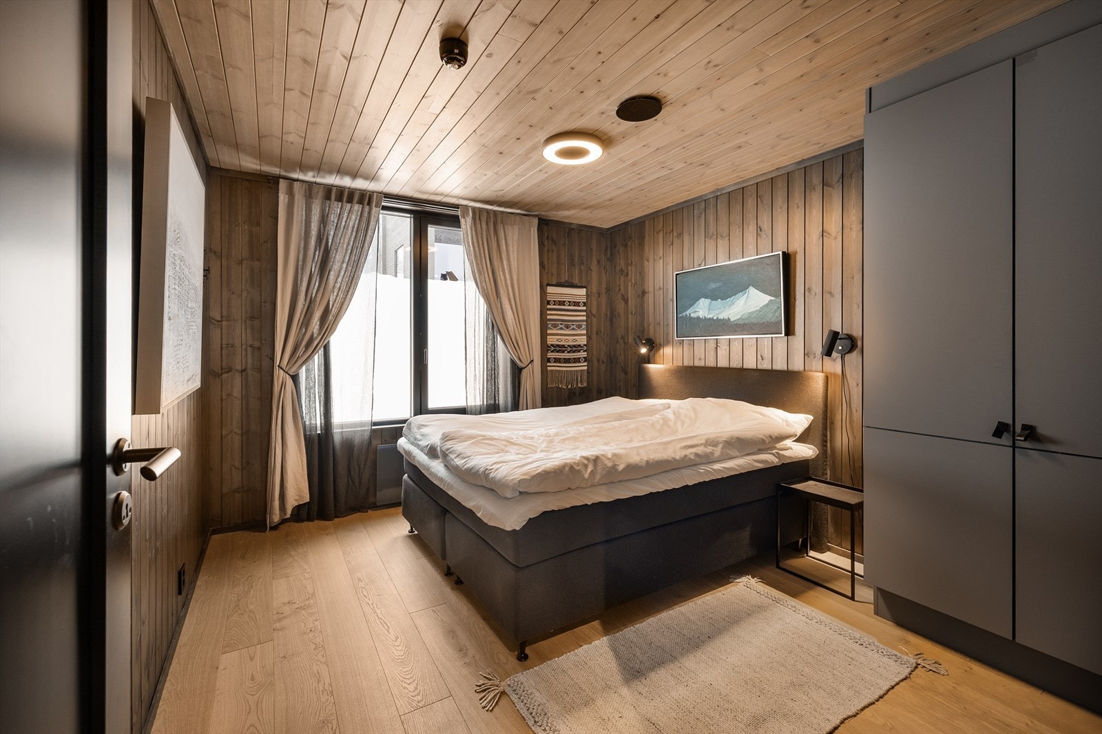 Leilighetens 1. etasjeplan rommer også 2 bad, en praktisk innvendig bod/teknisk rom samt 2 soverom. Galleribilde