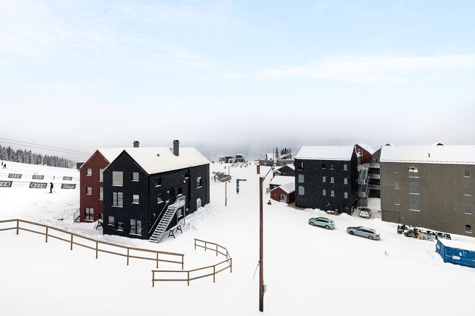 Eiendommen har ski in/ out og langrennsspor som er tilknyttet et stort løypenett som strekker seg videre til Nordseter og Sjusjøen. Galleribilde