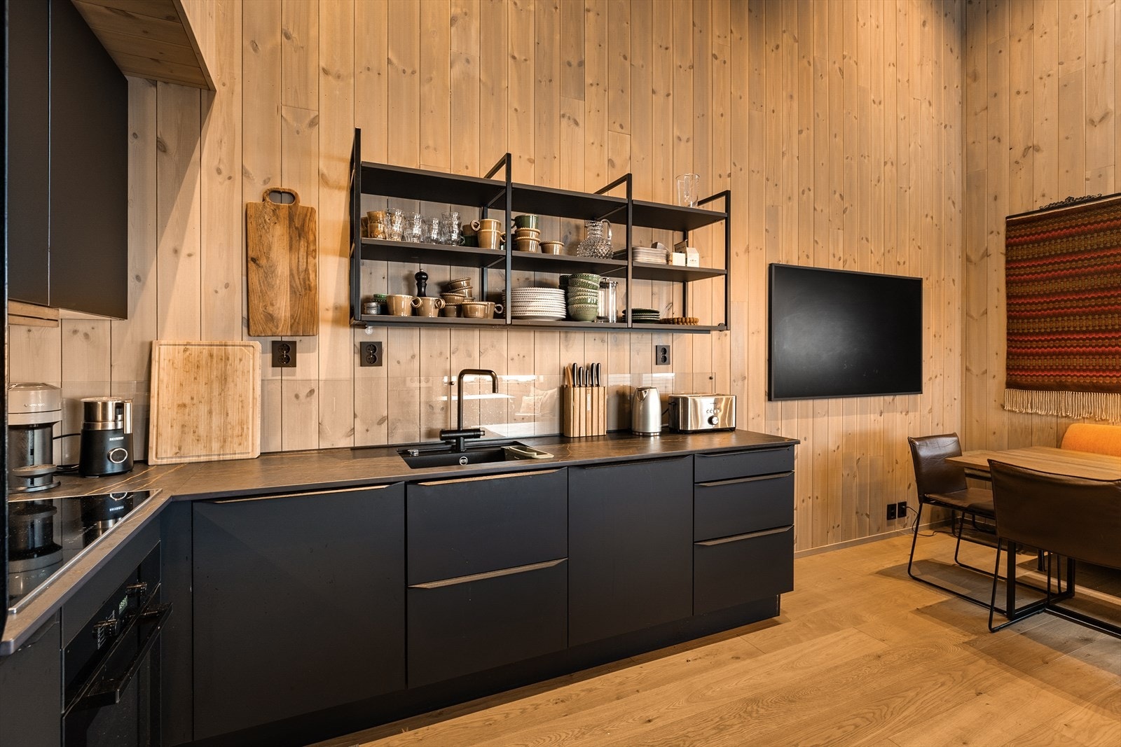 Det er godt med både skap- og benkeplass Galleribilde