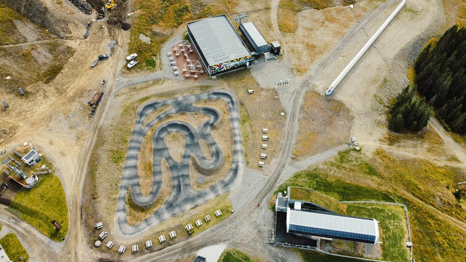 På toppen av gondolbanen - rett utenfor Favn Hafjell - høyt over Gudbrandsdalen, finner du svingete og spektakulære sykkeltraseer ned gjennom granskogen til bunnen av alpinanlegget. Galleribilde