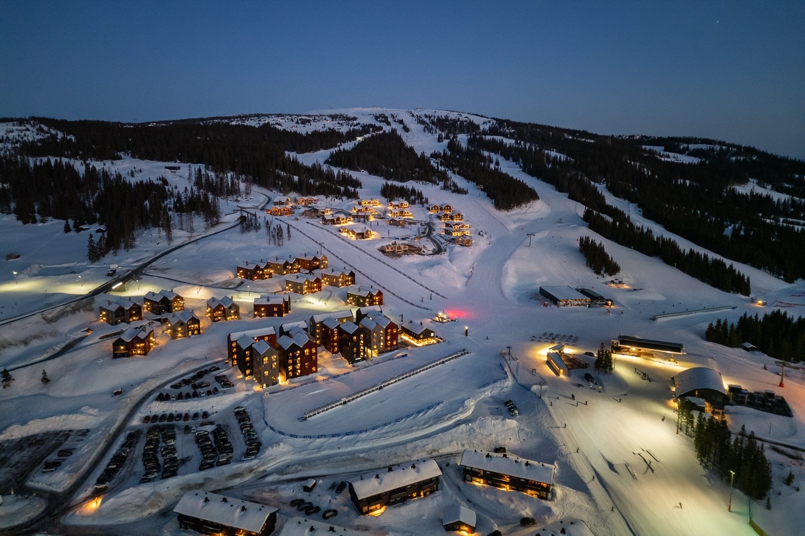 Hafjell Alpinsenter tilbyr også tjenester som skiskole, barnepass og skiutleie, og har et eget barneområde. Galleribilde