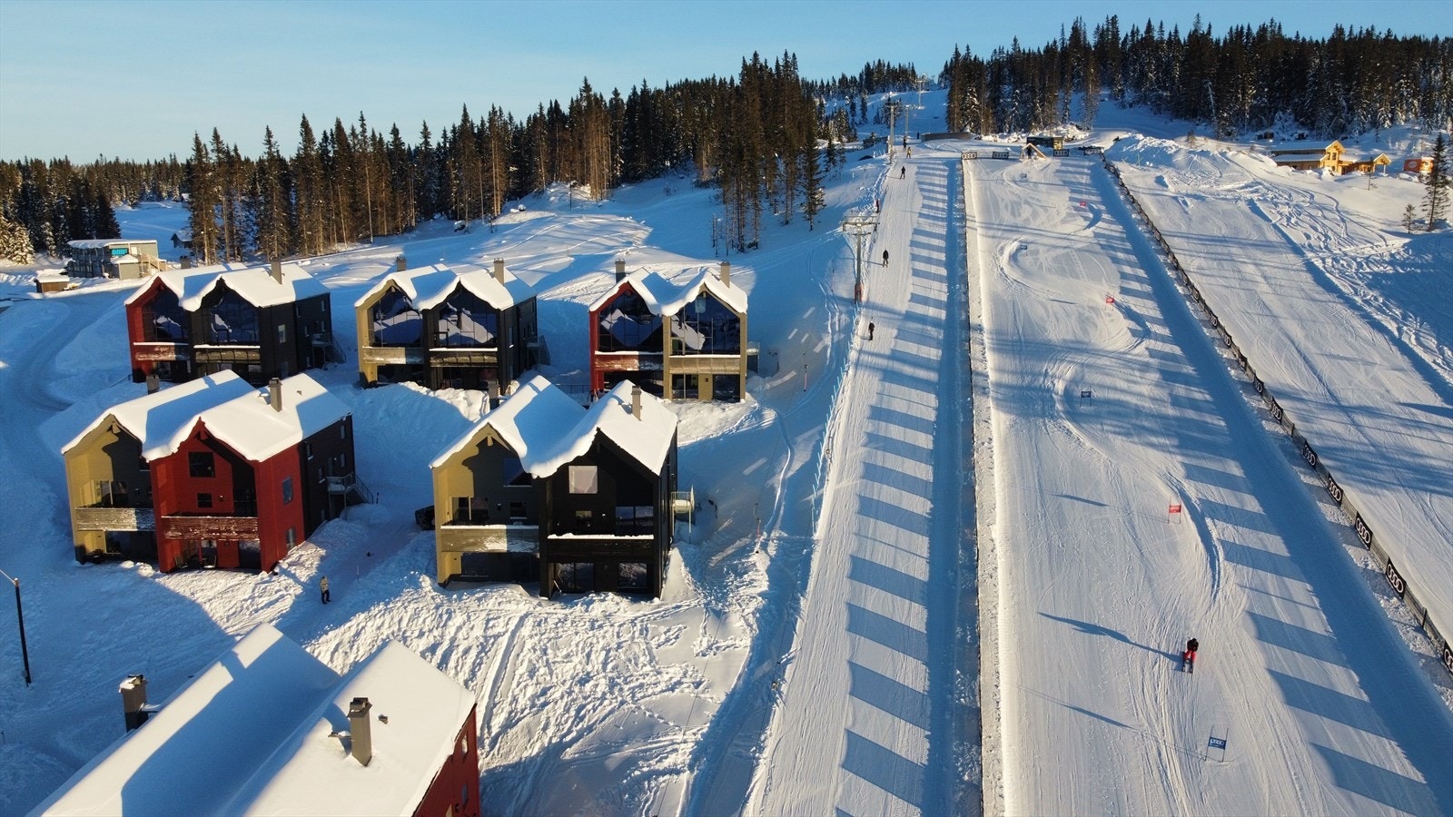 Hafjell har Norges mest moderne snøproduksjon og kan supplere med snø skulle værgudene svikte i vinterhalvåret - En normal skisesong varer fra midten av november til midten av april. Galleribilde