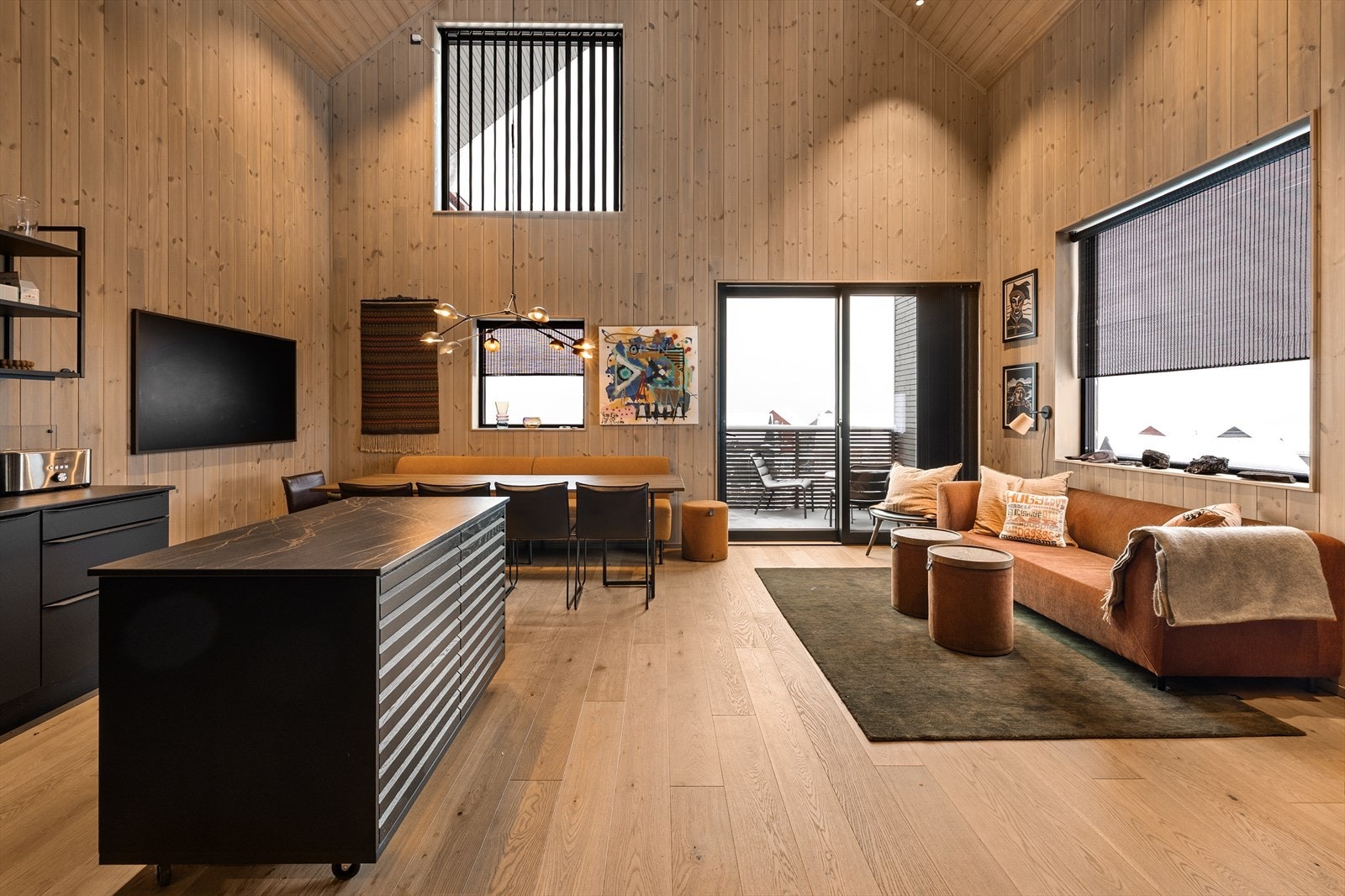 Meget attraktiv og påkostet chaletleilighet med gjennomgående høy standard. Vestvendt beliggenhet med gode solforhold. Galleribilde