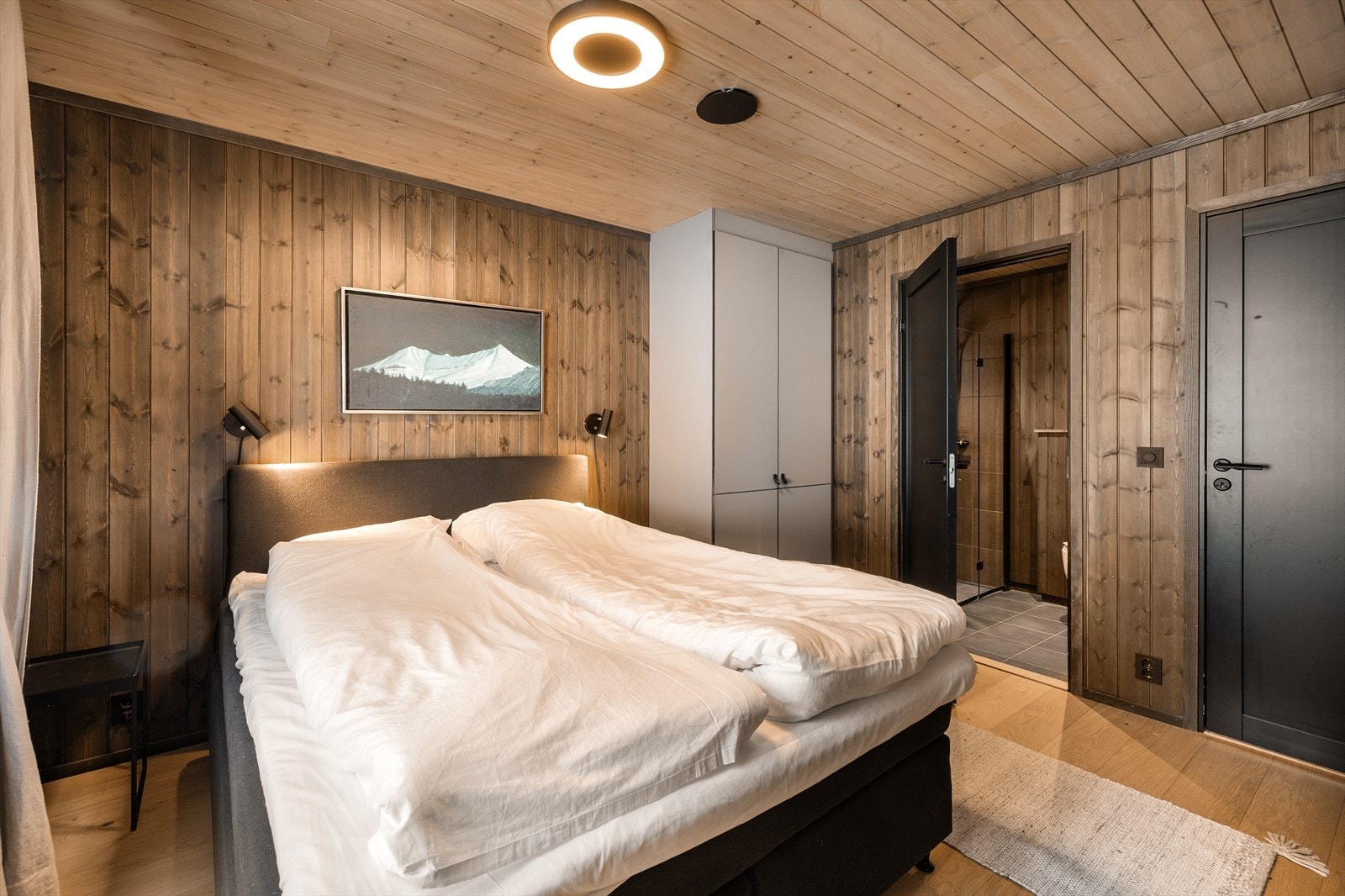 Soverommene er rause i størrelse, og har begge plass til dobbeltseng og garderobeløsning. Galleribilde