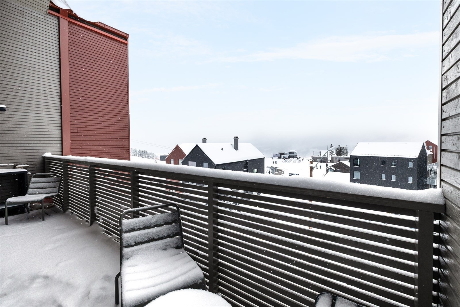 Leiligheten har en vestvendt beliggenhet med gode solforhold på solfylte dager. Galleribilde