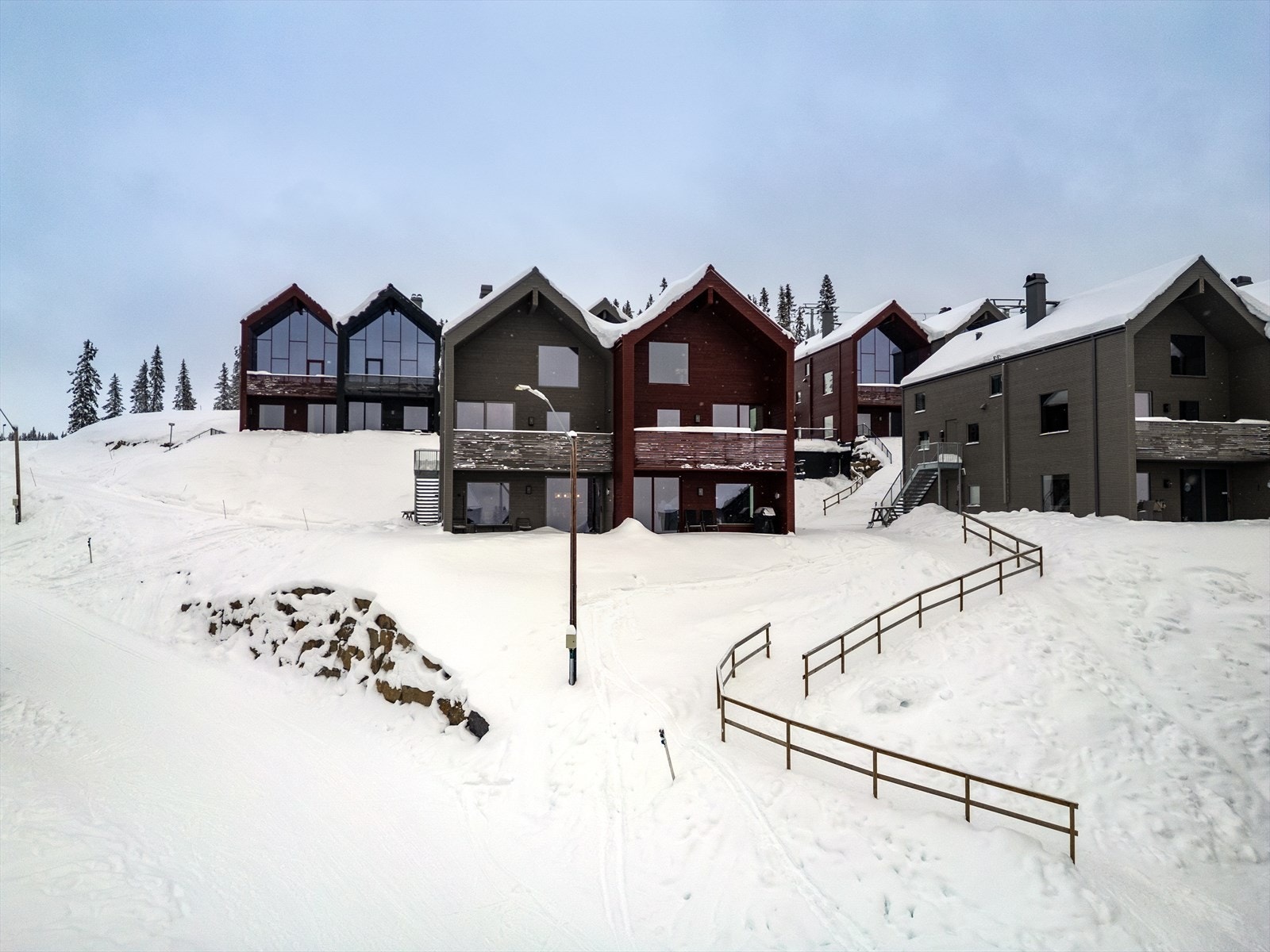 I hjertet av Hafjell - ved gondolens toppstasjon Mosetertoppen - finner du fjellandsbyen Favn Hafjell. Galleribilde