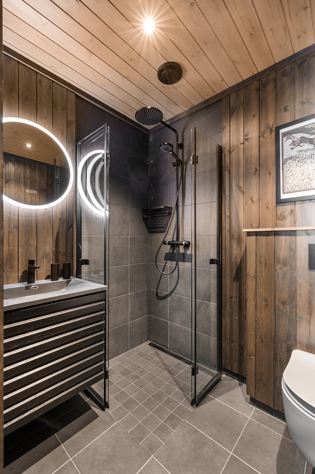 Hovedsoverommet har en-suite bad. Baderommet er innredet med dusj på gulv med regnfallsdusj, servant med underskap, speil med led belysning og vegghengt wc. Galleribilde