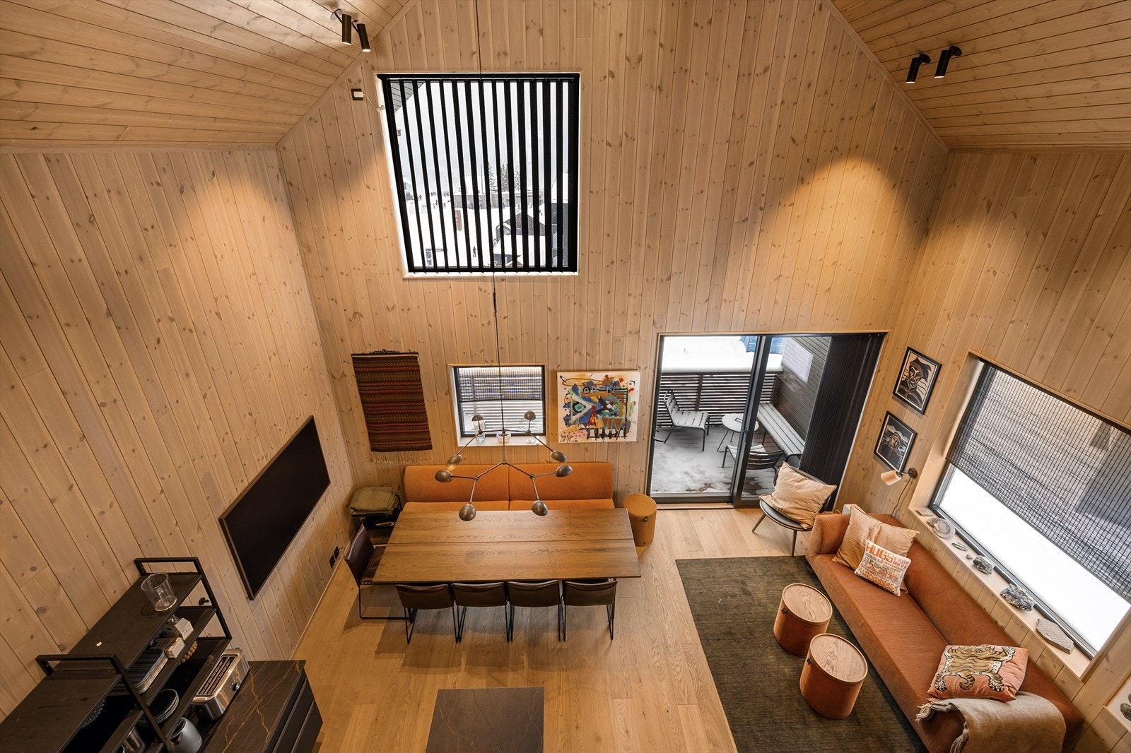 Denne toppleiligheten er på 131 m² fordelt på to plan og fremstår meget attraktiv og funksjonell for den aktive familie. Galleribilde