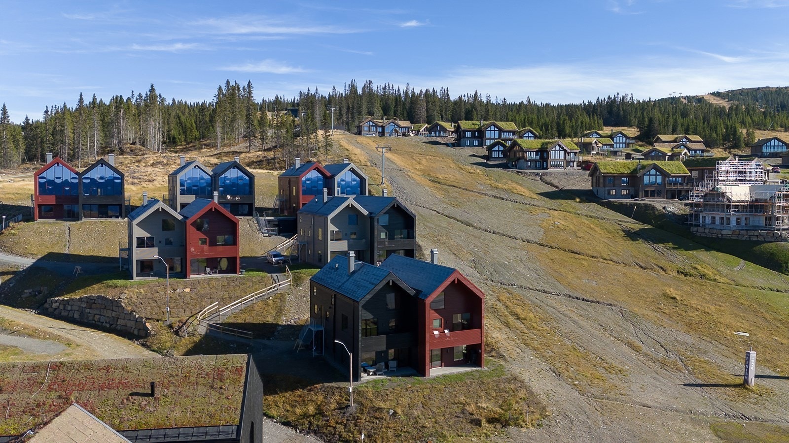 I tillegg er det muligheter for bærplukking, og bading i småvann. Her kan du velge mellom rundt 50 mellomstore fiskevann og mindre tjern og over 100 km elver og bekker og de fleste er relativt lett tilgjengelig. Galleribilde