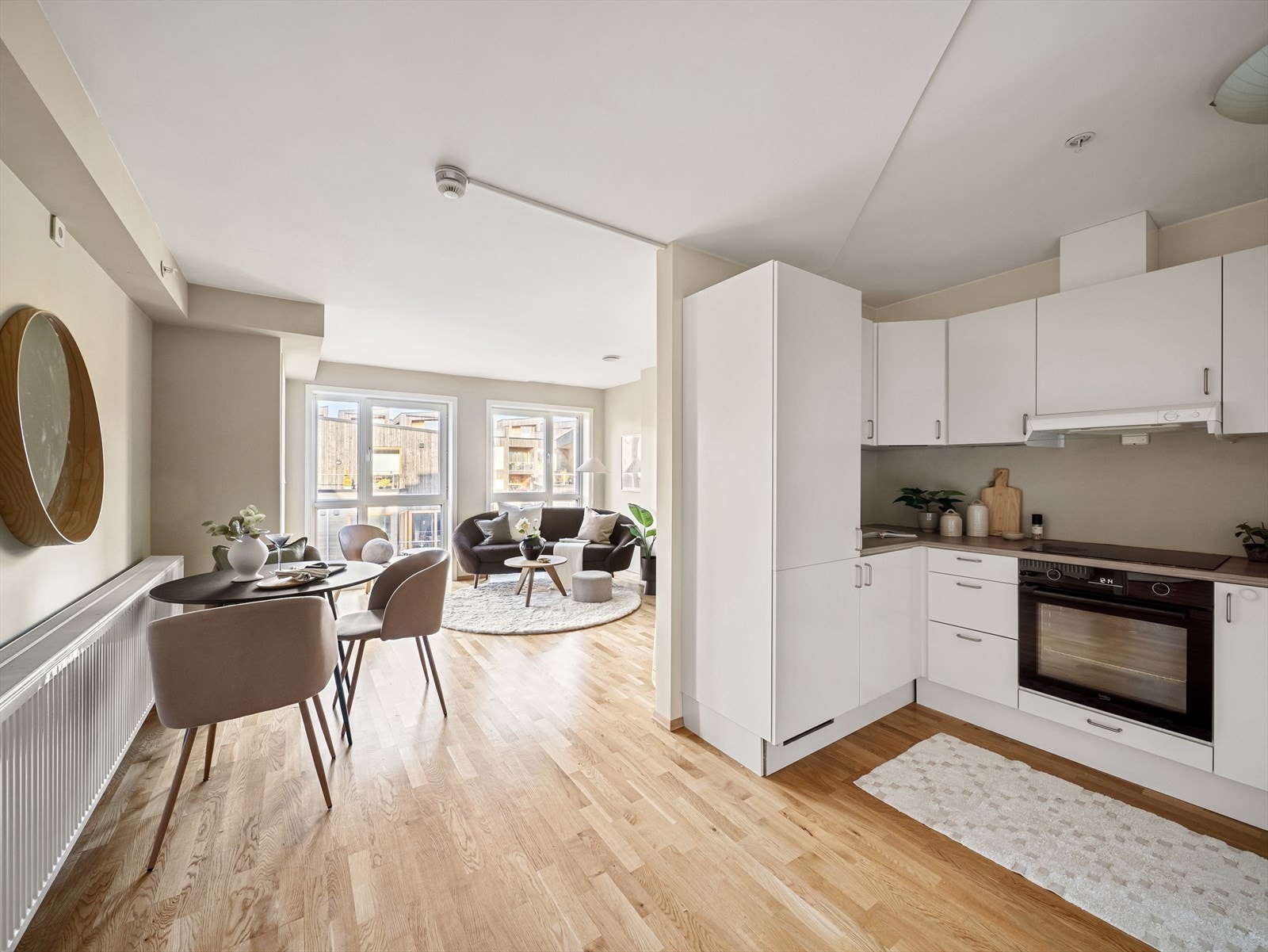 Kjøkkenet ligger i åpen løsning mot stuen, noe som skaper en sosial og hyggelig sone for både hverdagsmiddager og gjestebesøk. Galleribilde