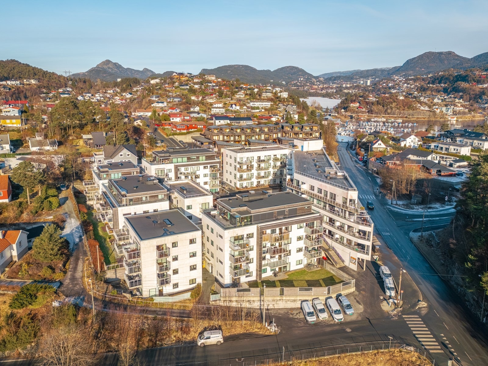 I nærområdet finner du et bredt spekter av servicetilbud. Søreide skole ligger like i nærheten, samt gangavstand til både Kiwi og Coop Extra. Galleribilde
