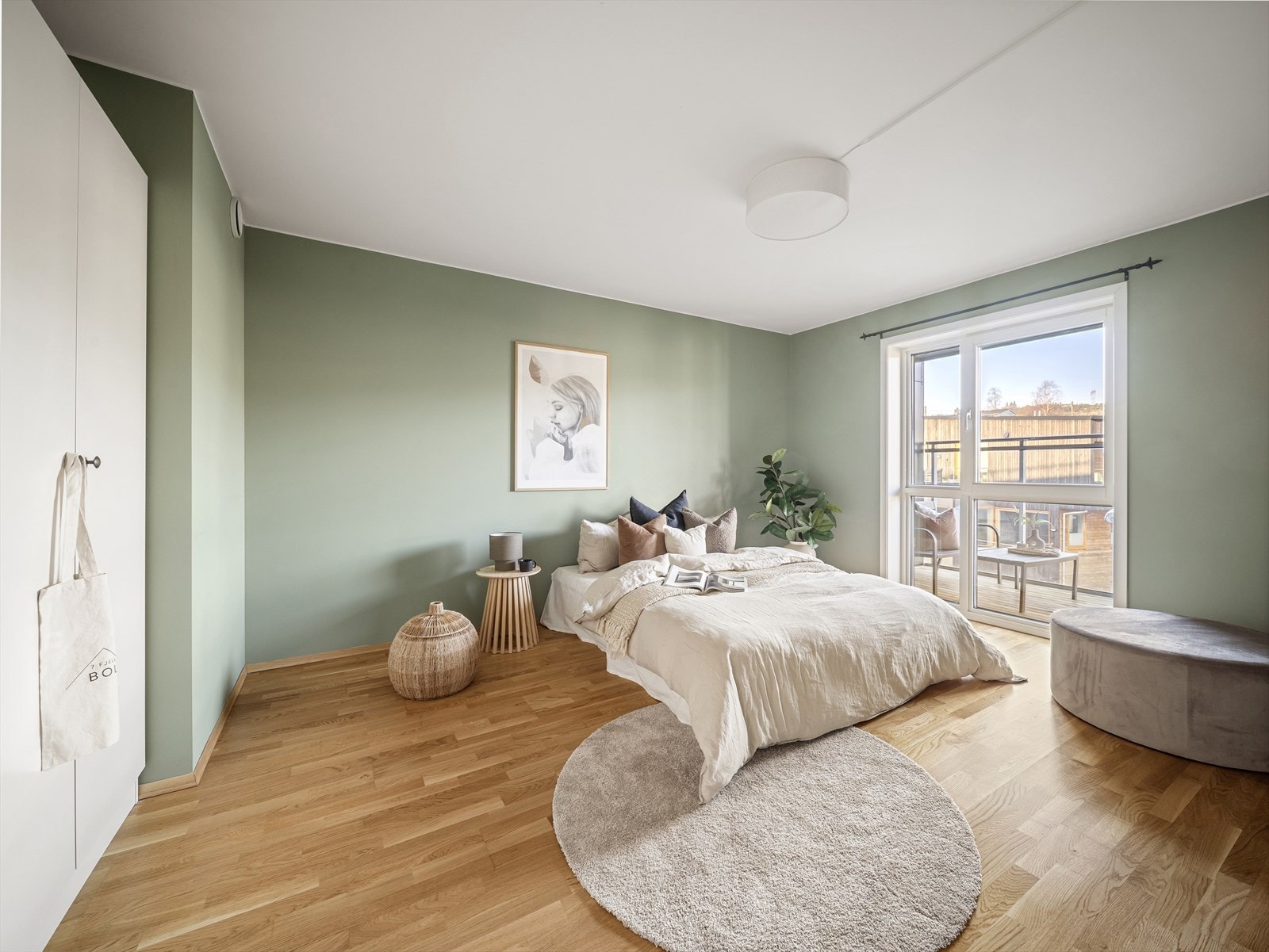 Hovedsoverommet har god plass til dobbeltseng og er utstyrt med garderobeløsning som gir rikelig med oppbevaringsplass. Galleribilde