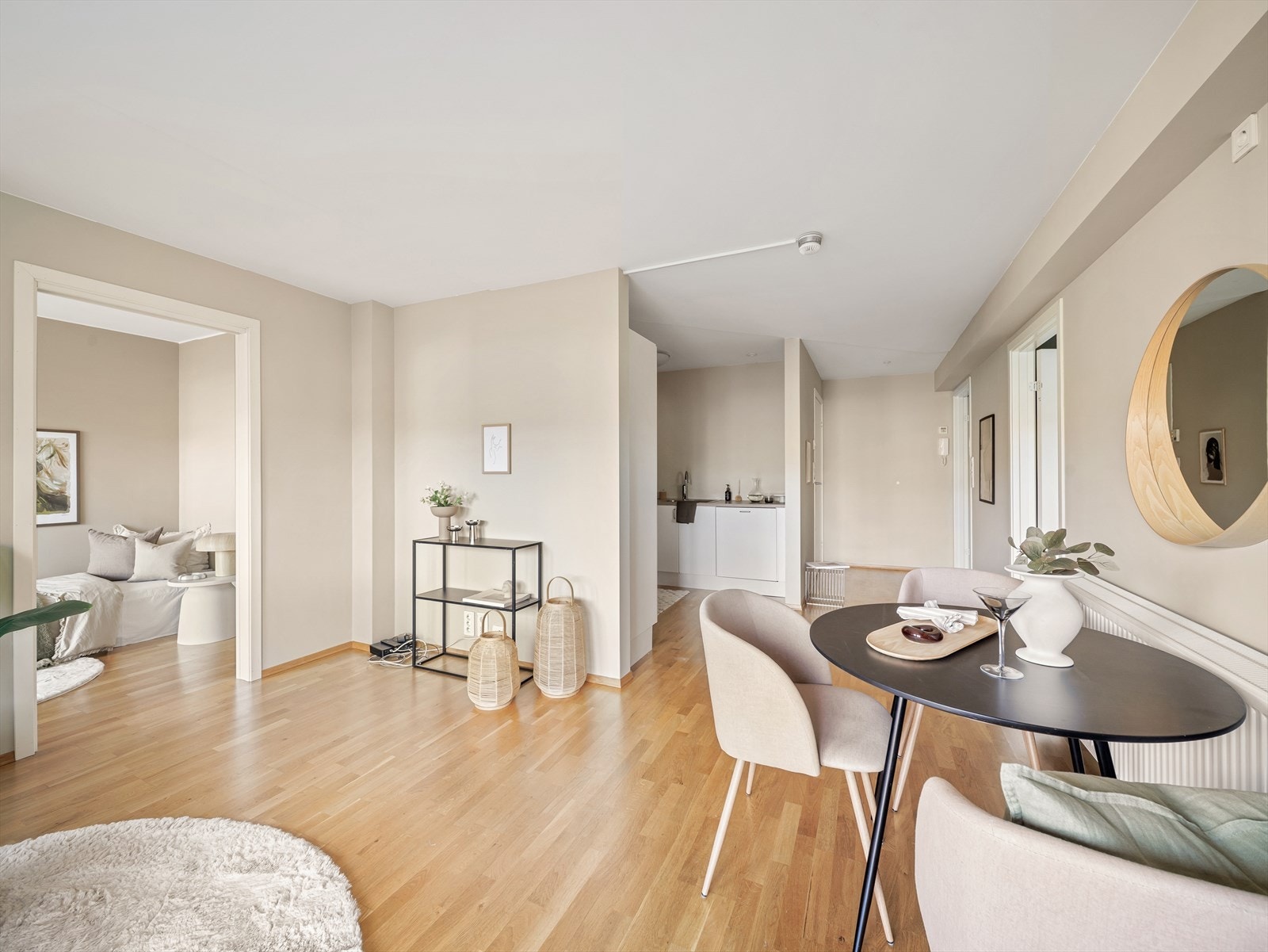 Oppvarming via radiatorovn kombinert med balansert ventilasjon med varmegjenvinning sørger for et behagelig og energieffektivt inneklima året rundt. Galleribilde