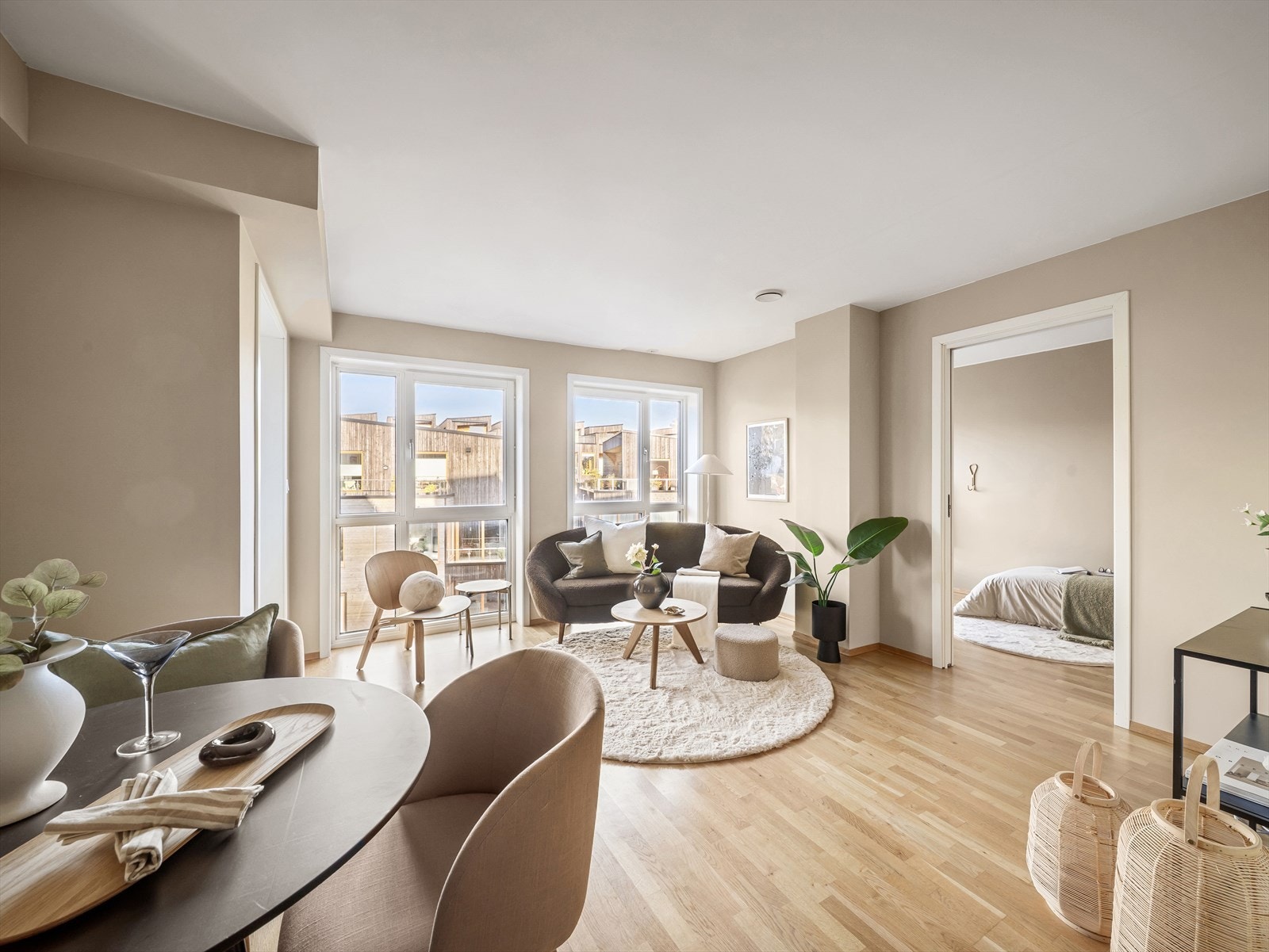 Lys og trivelig stue med god plass til både sofagruppe, spisebord og øvrig stuemøblement. Stue/kjøkken er nymalt i februar 2026. Galleribilde