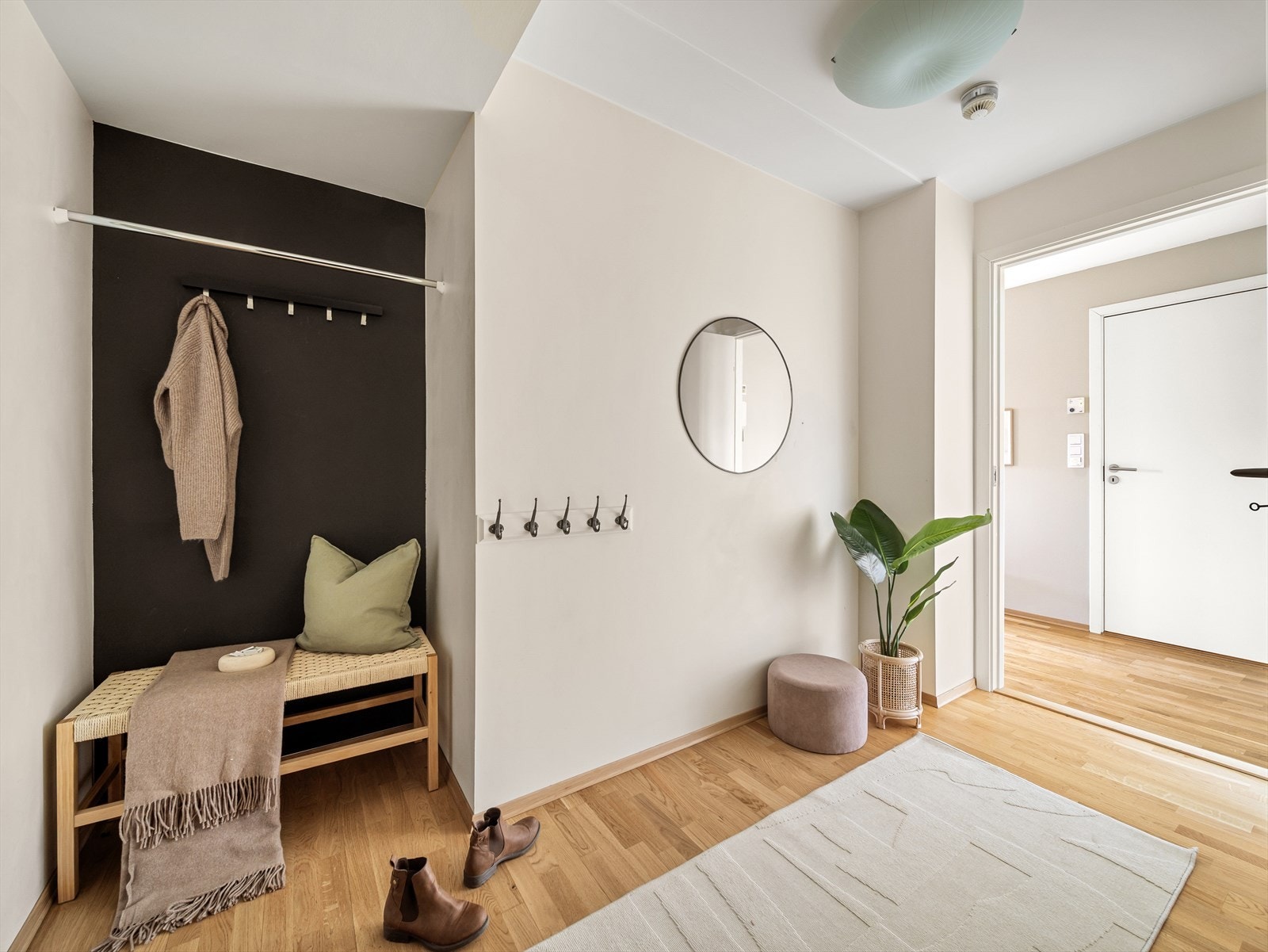 Romslig og innbydende entré med gode oppbevaringsmuligheter. Galleribilde