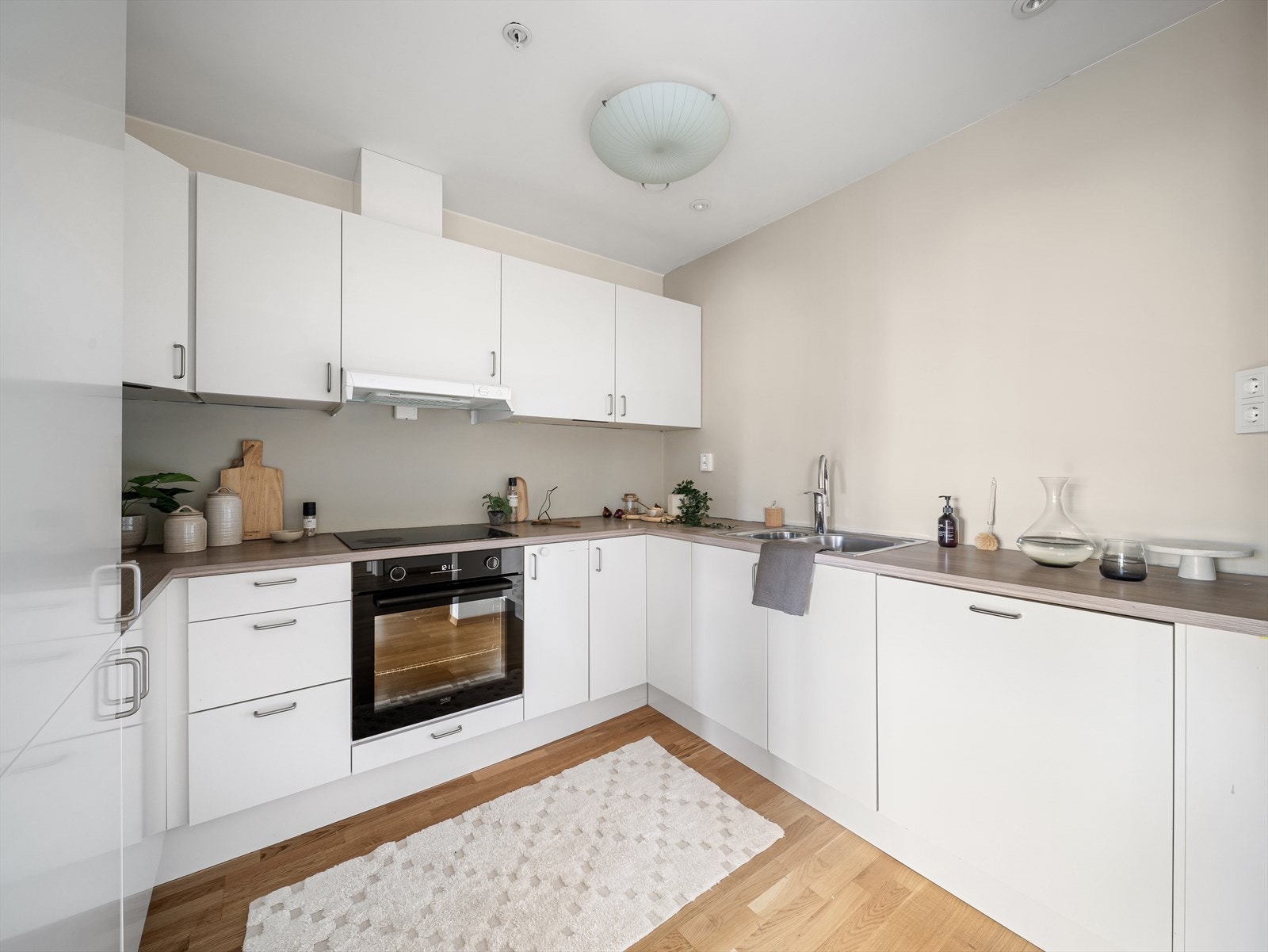 Praktisk og moderne kjøkken med gode arbeidsforhold og rikelig med skap- og benkeplass. Galleribilde