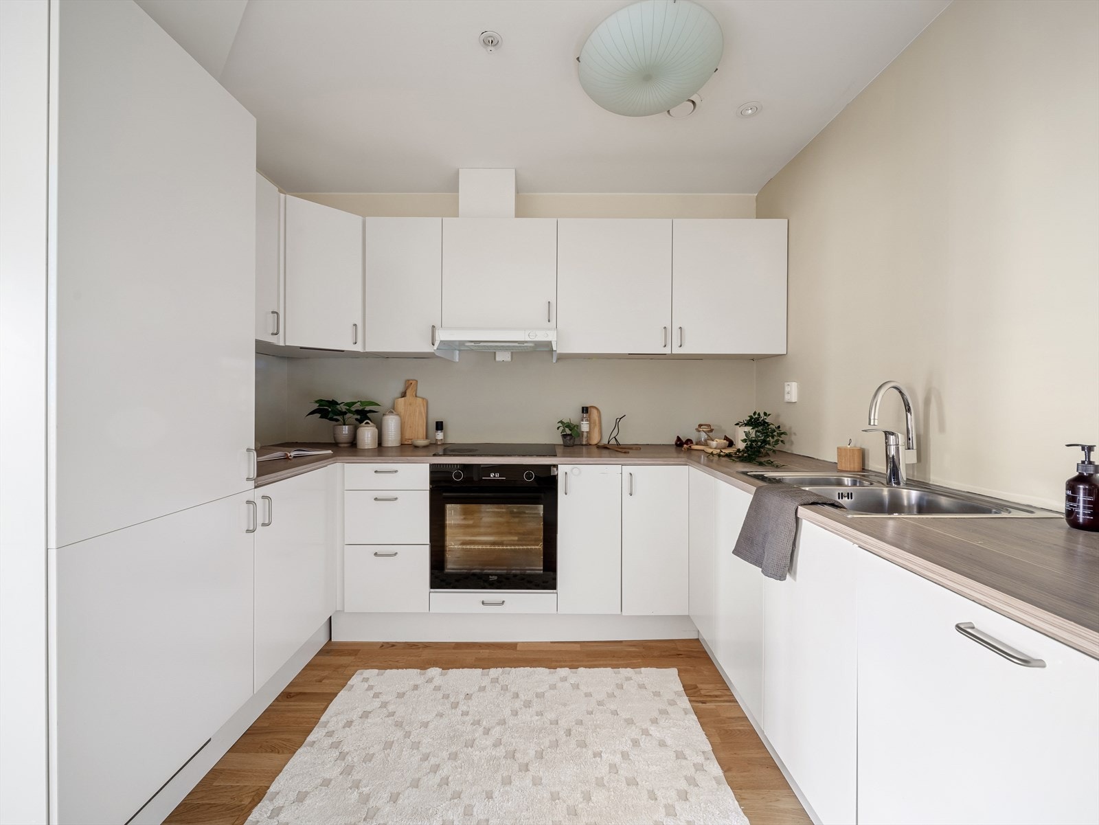 Innredningen har slette fronter og laminat benkeplate som gir et stilrent uttrykk og er enkel å vedlikeholde. Galleribilde