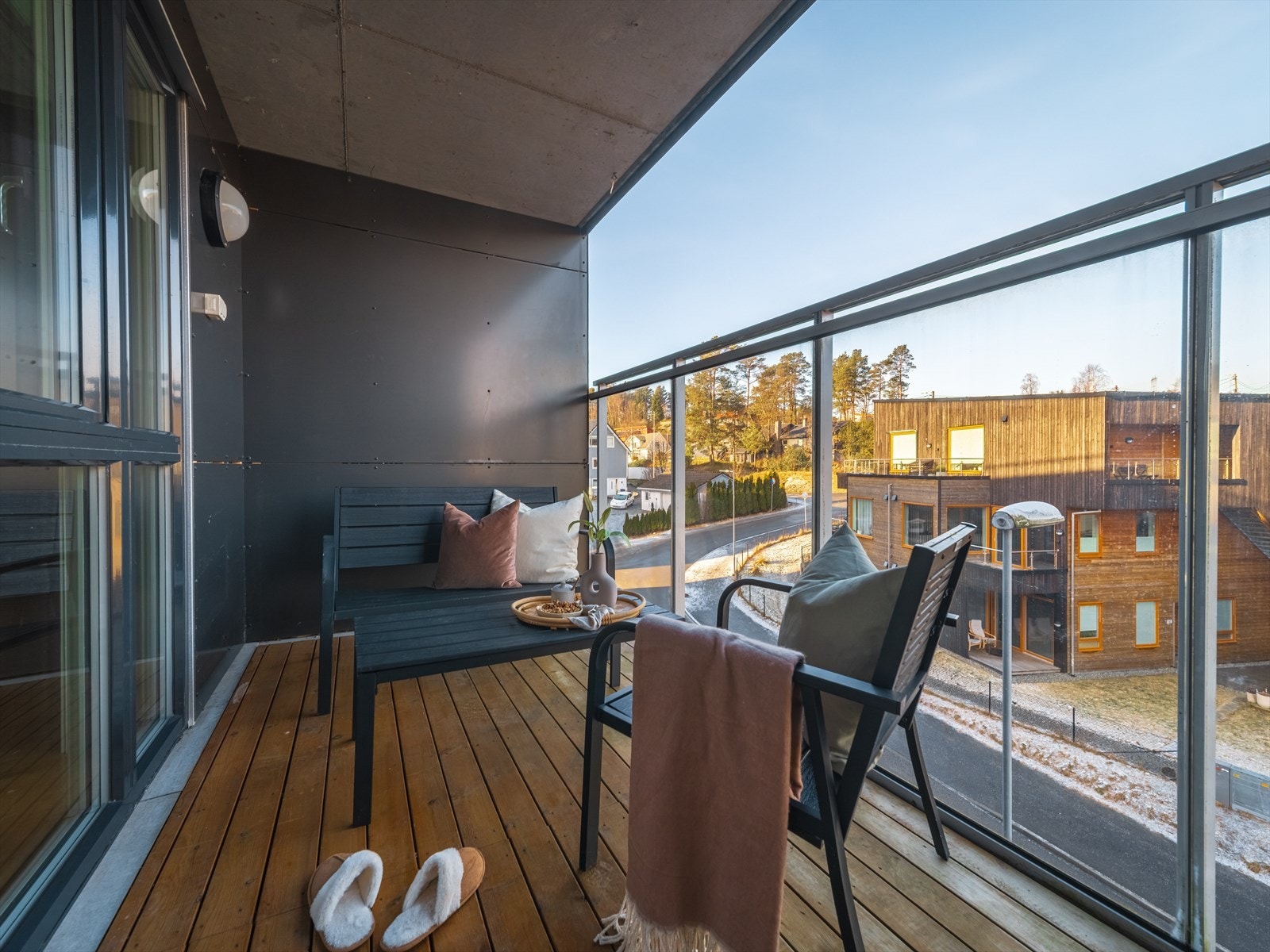 Altanen er overbygget, noe som gir gode bruksmuligheter store deler av året. Galleribilde