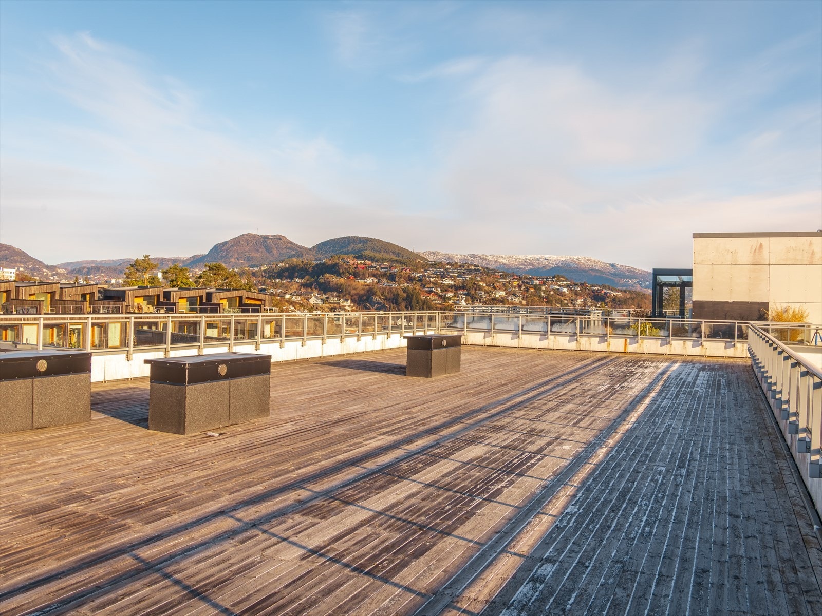 Sameiet har en stor felles takterrasse med gode sol- og utsiktsforhold. Galleribilde