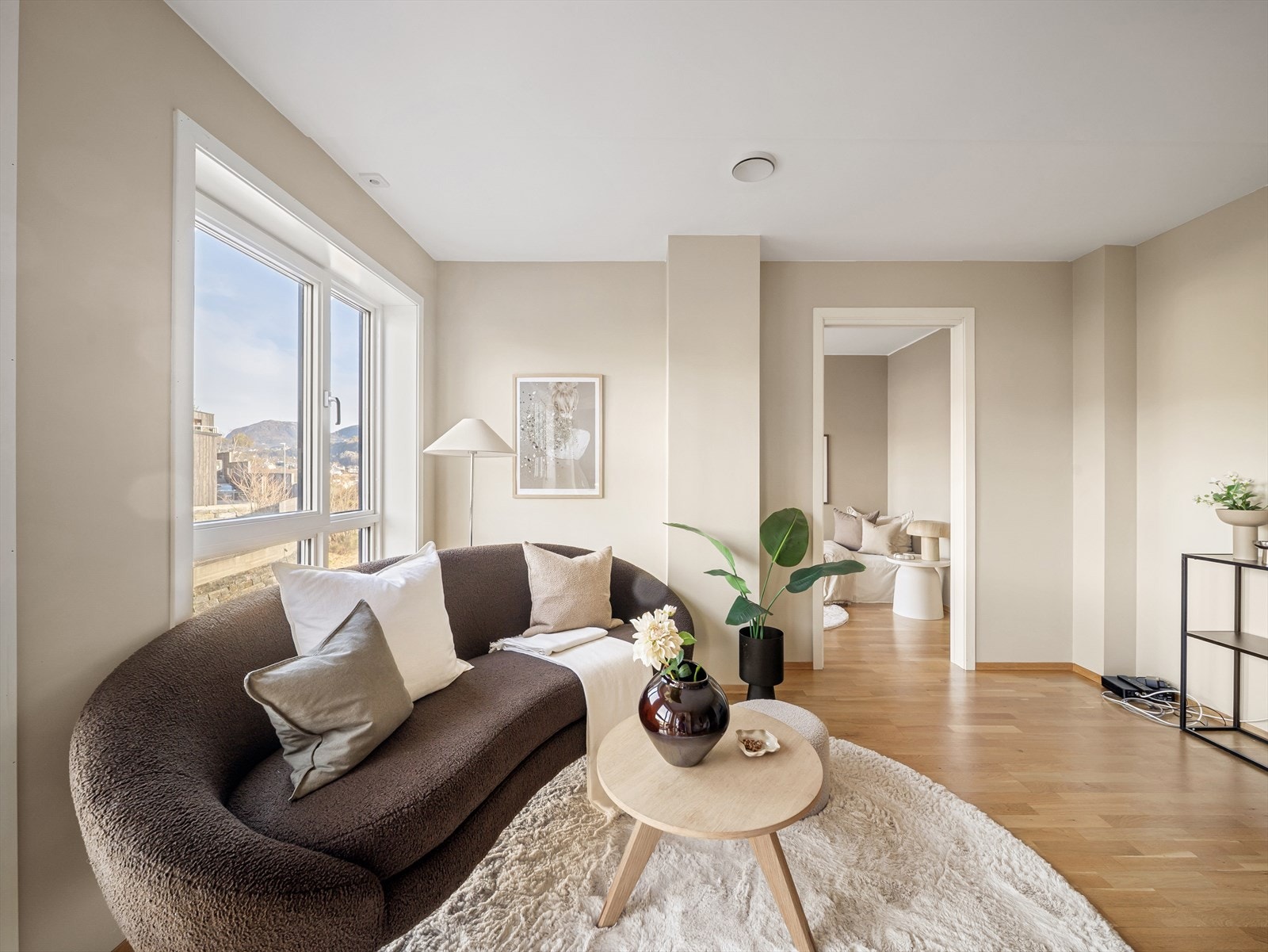 De store vindusflatene slipper inn rikelig med naturlig lys og gir rommet en luftig og romslig følelse. Galleribilde