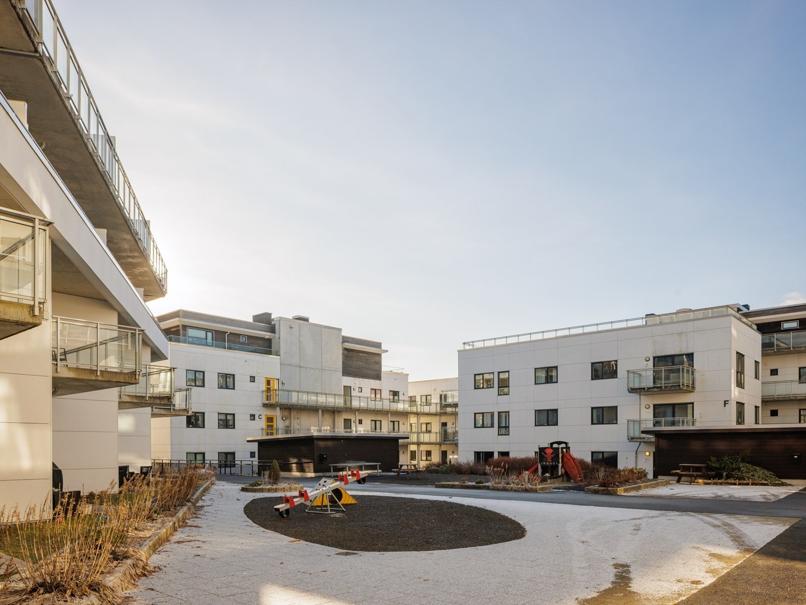 Sameiet har pent opparbeidet fellesområde med bl.a. fint lekeareal. Galleribilde