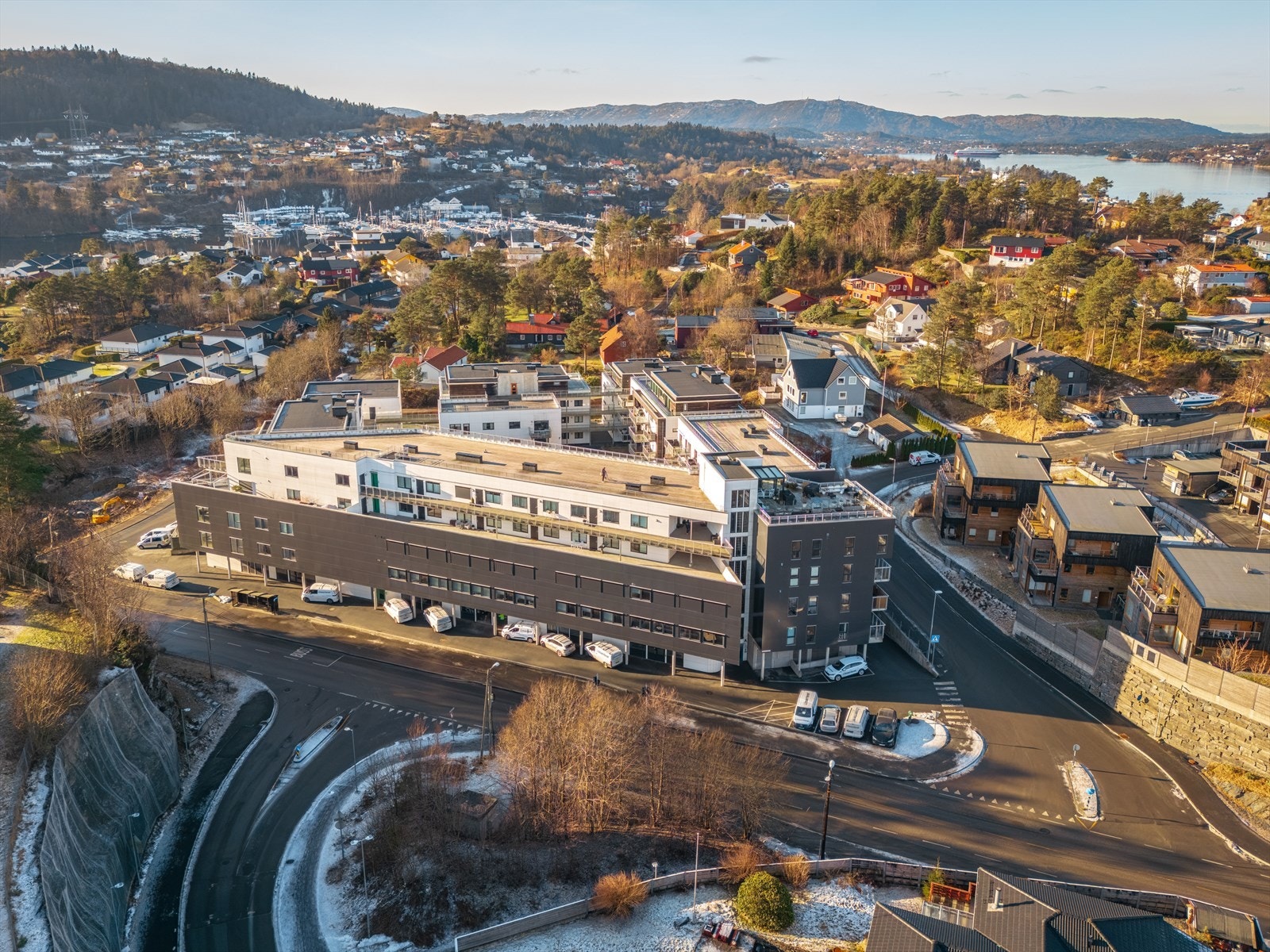 Fra boligen er det kun en kort spasertur til bussholdeplasser som betjenes av linje 22, 23 og 51. Disse gir hyppige avganger og gode forbindelser til blant annet Bergen sentrum, Sandsli, Lagunen og øvrige bydeler. Galleribilde