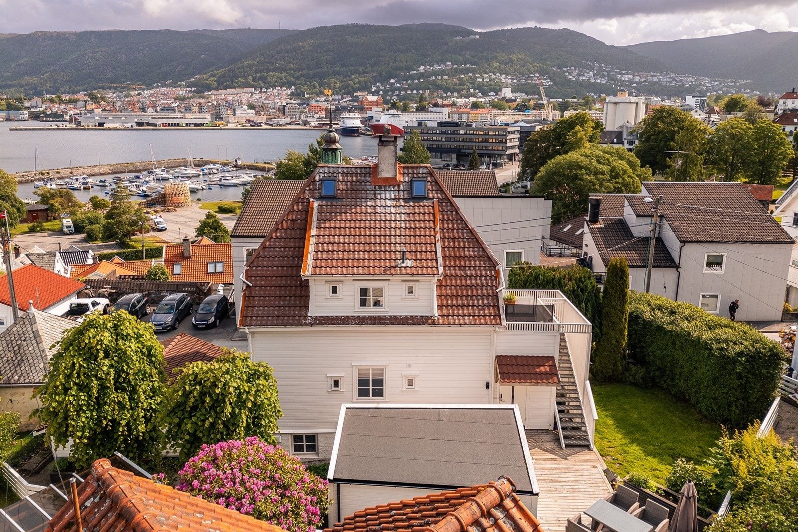 Sameiet består av tre eierseksjoner og fremstår som et lite og oversiktlig fellesskap med en enkel organisering. Galleribilde