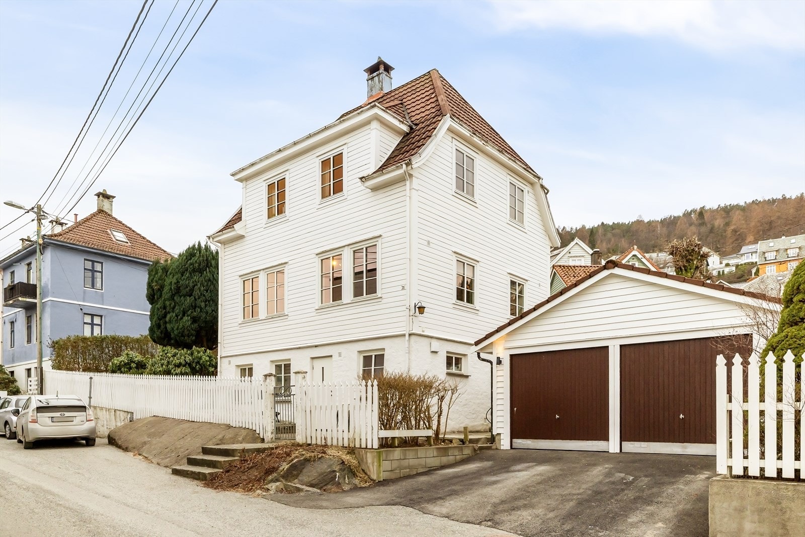 Boligen har garasjeplass med plass til en mindre bil i dobbelgarasje som deles med naboen, og garasjen er utstyrt med elbillader. I tillegg er det biloppstillingsplass rett foran garasjen med plass til én bil. Det er for øvrig soneparkering i område Galleribilde