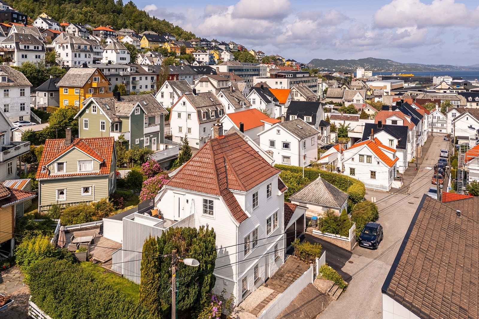 Sentrum nås på ca. 8 minutter med buss, og det er også gode muligheter for å gå eller sykle. Galleribilde
