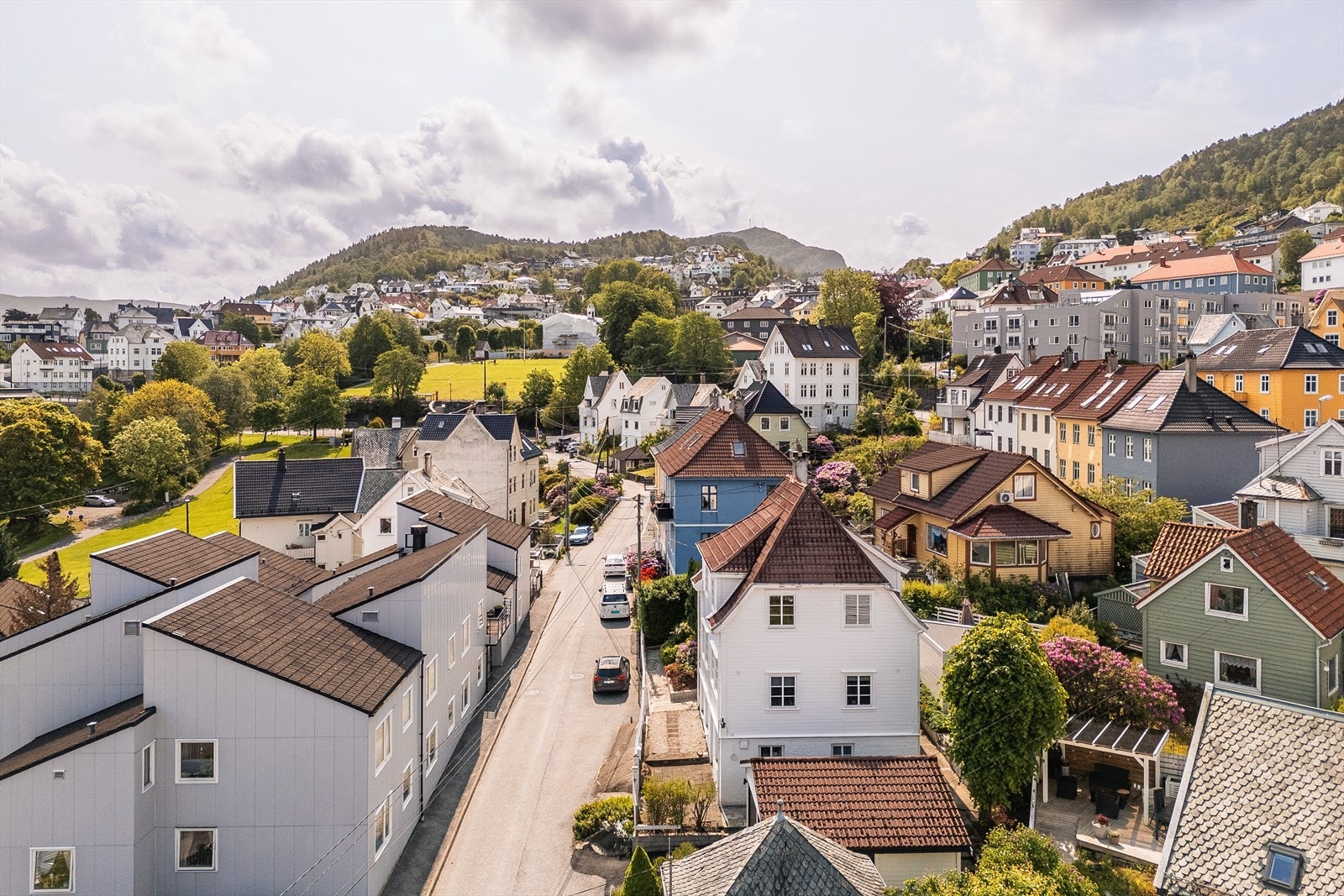 Dagligvarehandelen tar du enkelt unna hos Coop Extra Damsgård, kun få minutters gange fra boligen. I samme område finner du Kirkebukten og Laksevågparken med fine uteområder, lekeplasser og sjønær beliggenhet. Galleribilde