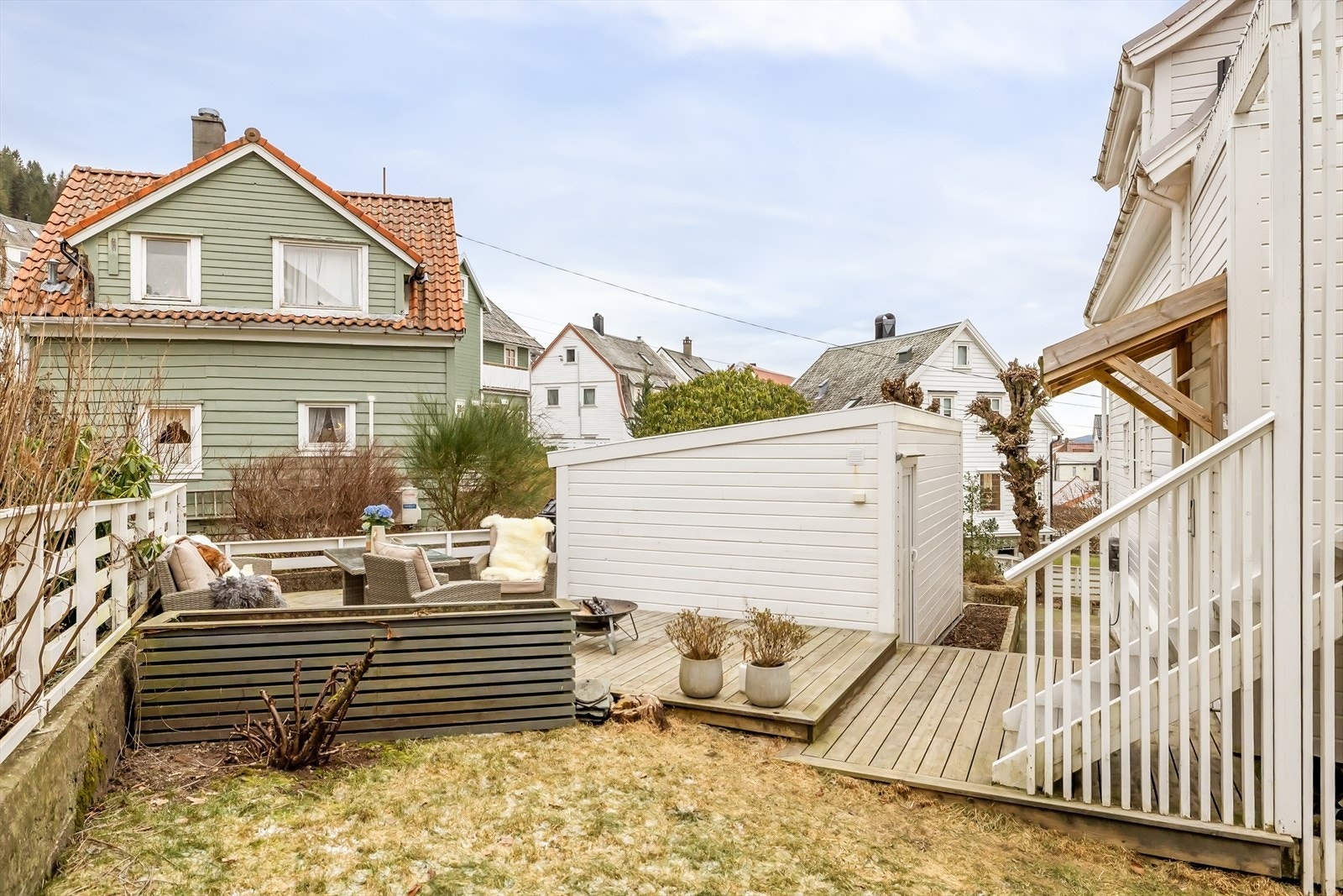 Leiligheten disponerer en ekstern bod på ca. 5,3 kvm i eget bygg, praktisk plassert ved siden av uteplassen. Her har du god lagringsplass til blant annet sykler, sportsutstyr og annet utstyr Galleribilde