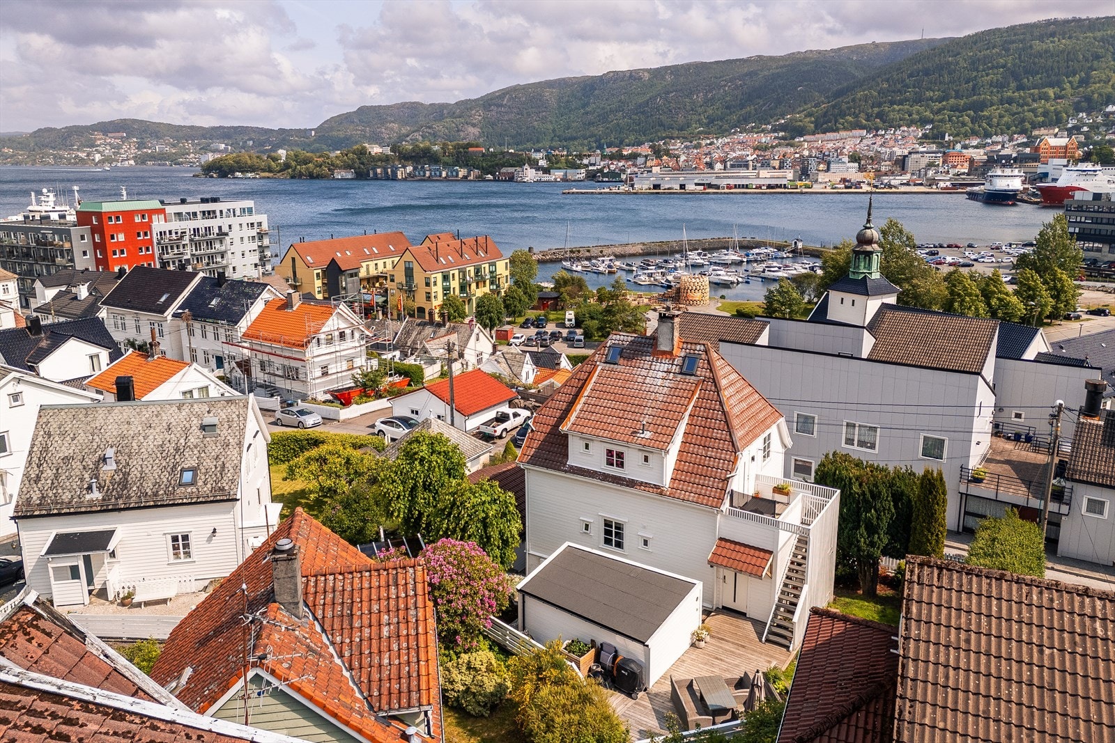 Lys og moderne 3-roms leilighet ved Kirkebukten, oppgradert fra 2018/2019 og frem til i dag. Solrik uteplass ca. 20 kvm, parkering og garasje med elbillader. Rolig beliggenhet nær sentrum, sjø og turmuligheter. Galleribilde