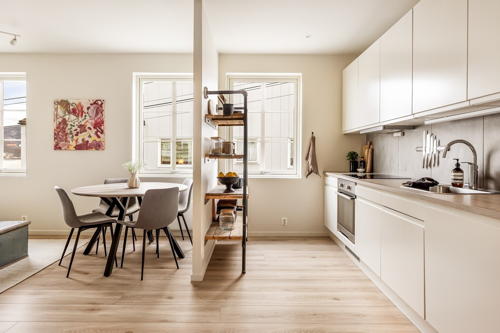 Kjøkkenet har integrerte hvitevarer som stekeovn, induksjonstopp og kjøleskap med frysedel fra AEG, samt oppvaskmaskin fra Siemens. Galleribilde