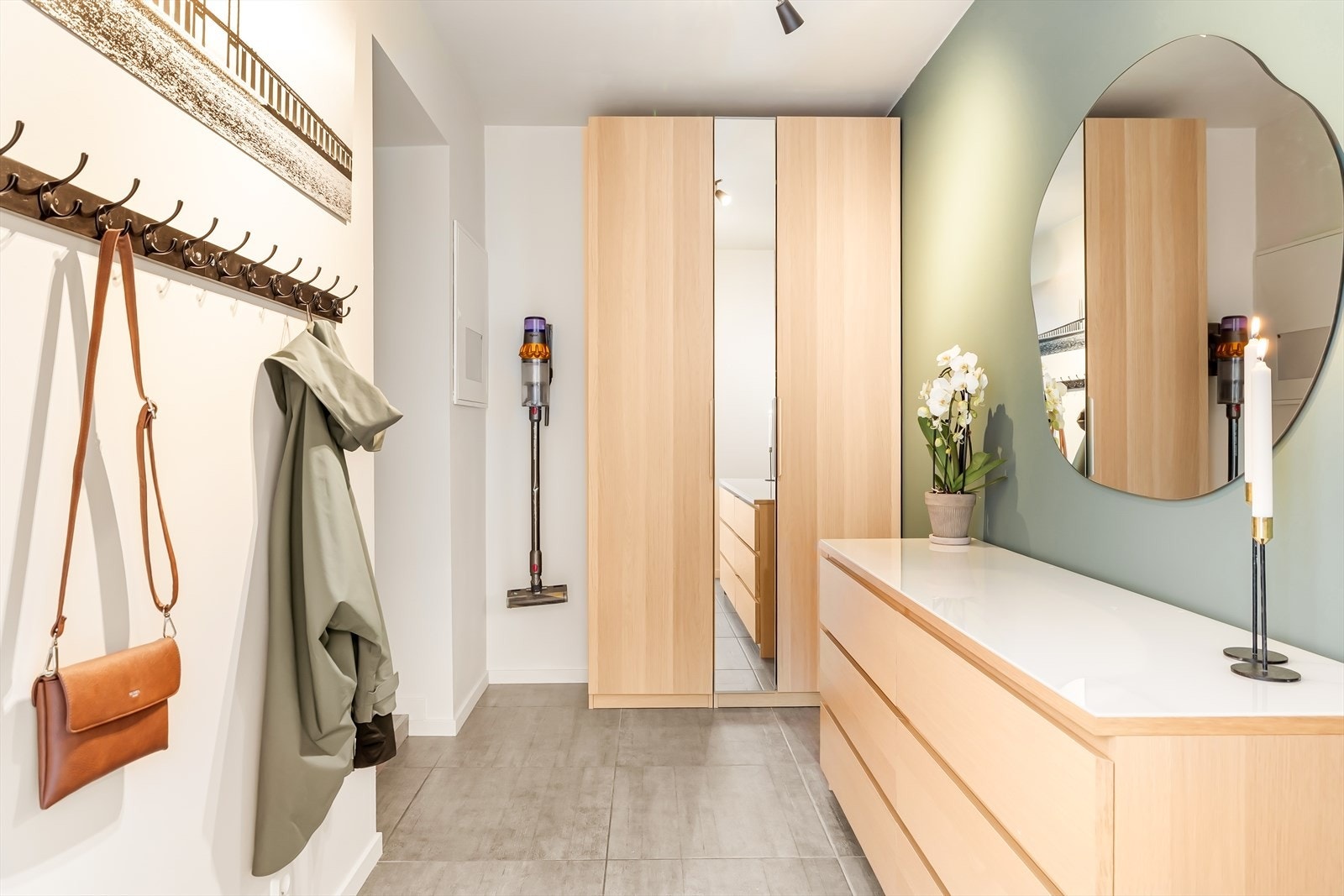 Leiligheten ble samtidig modernisert med nye gulv og overflater, nytt bad og kjøkken, noe som gir boligen et helhetlig og oppgradert preg. Galleribilde